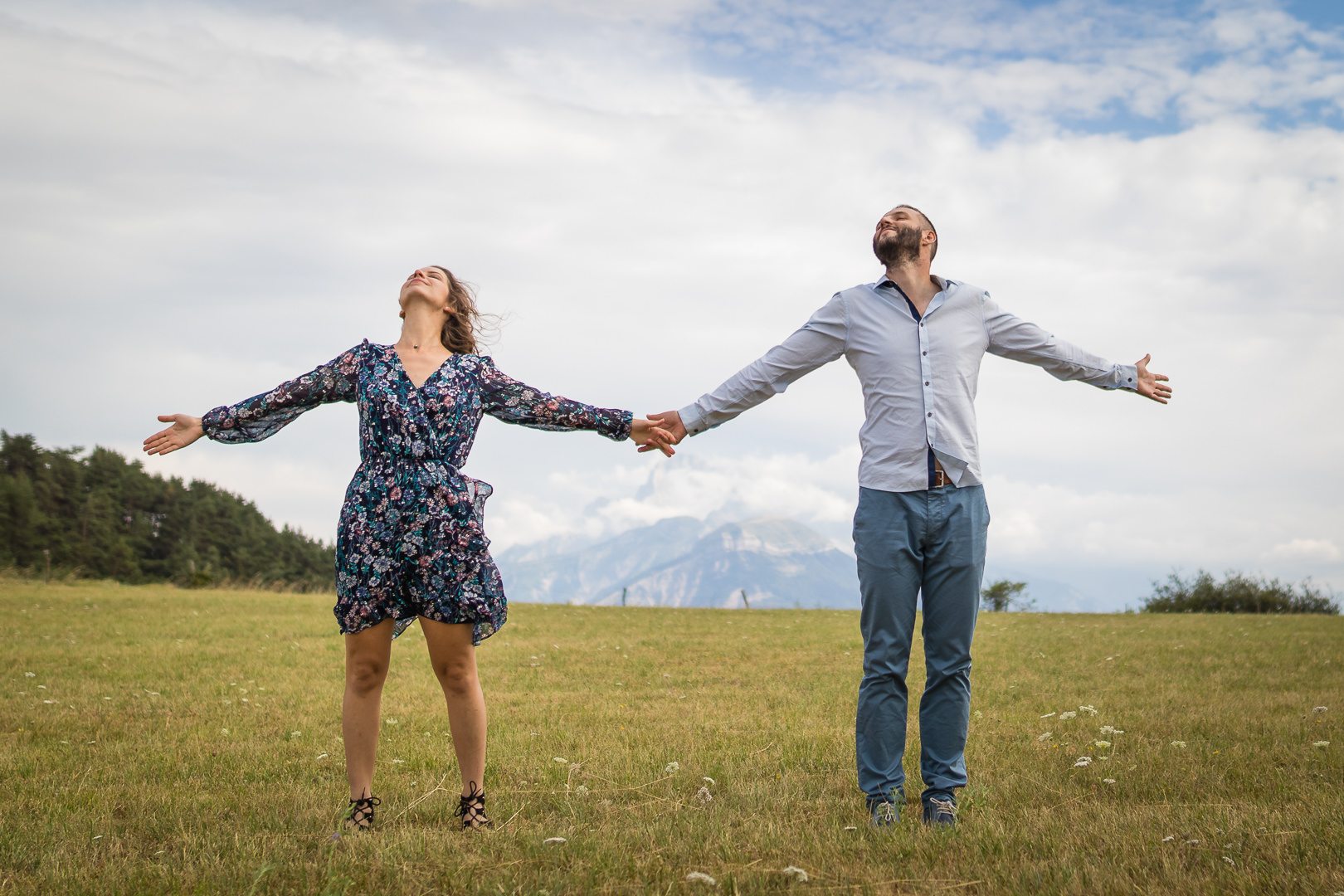 florian fauvarque photographe ecoresponsable mariage grenoble isere couple champs