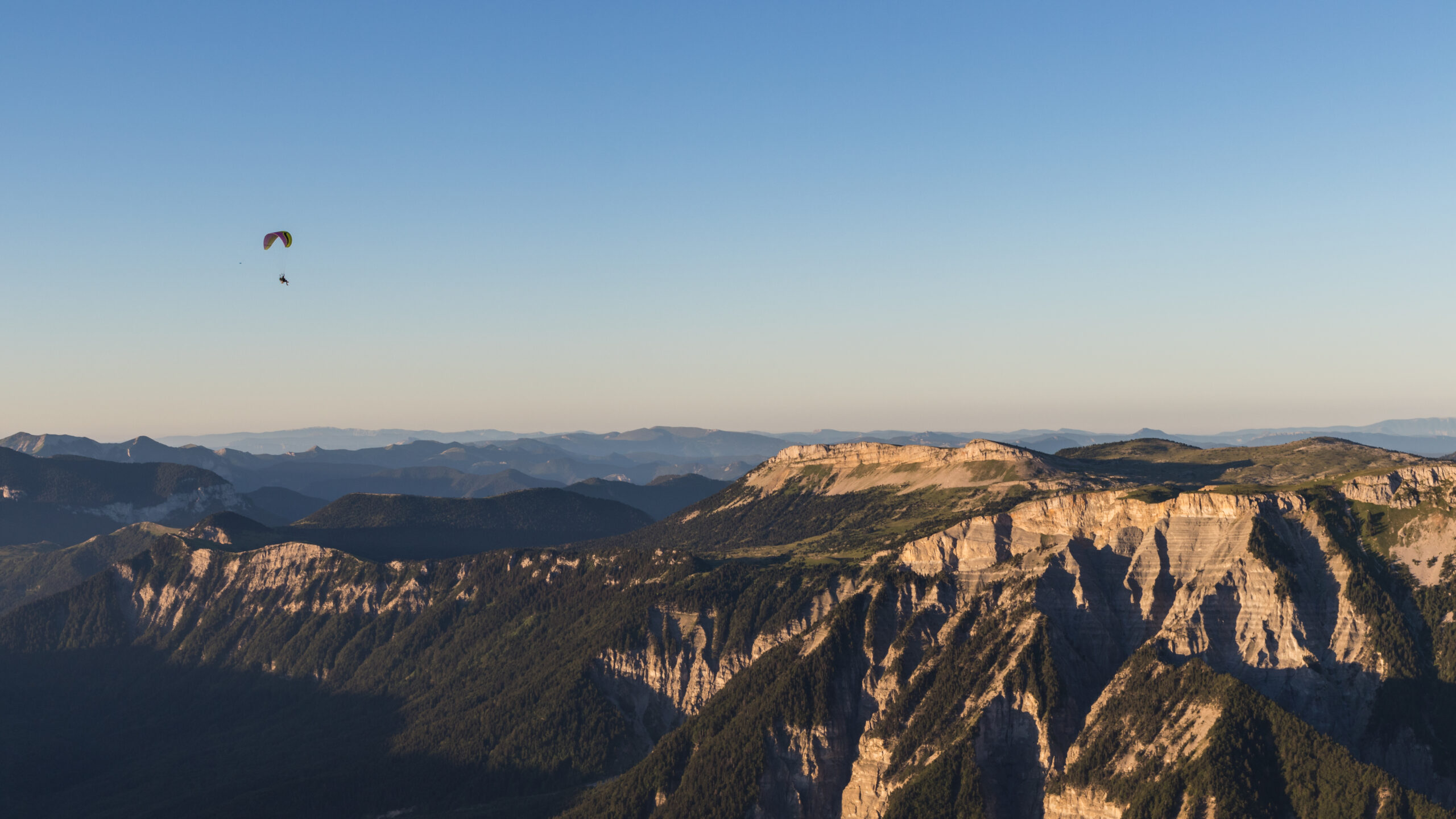 Florian Fauvarque Photographe Mariage écoresponsable à Grenoble en Isere – Parachutiste autour des Montagnes