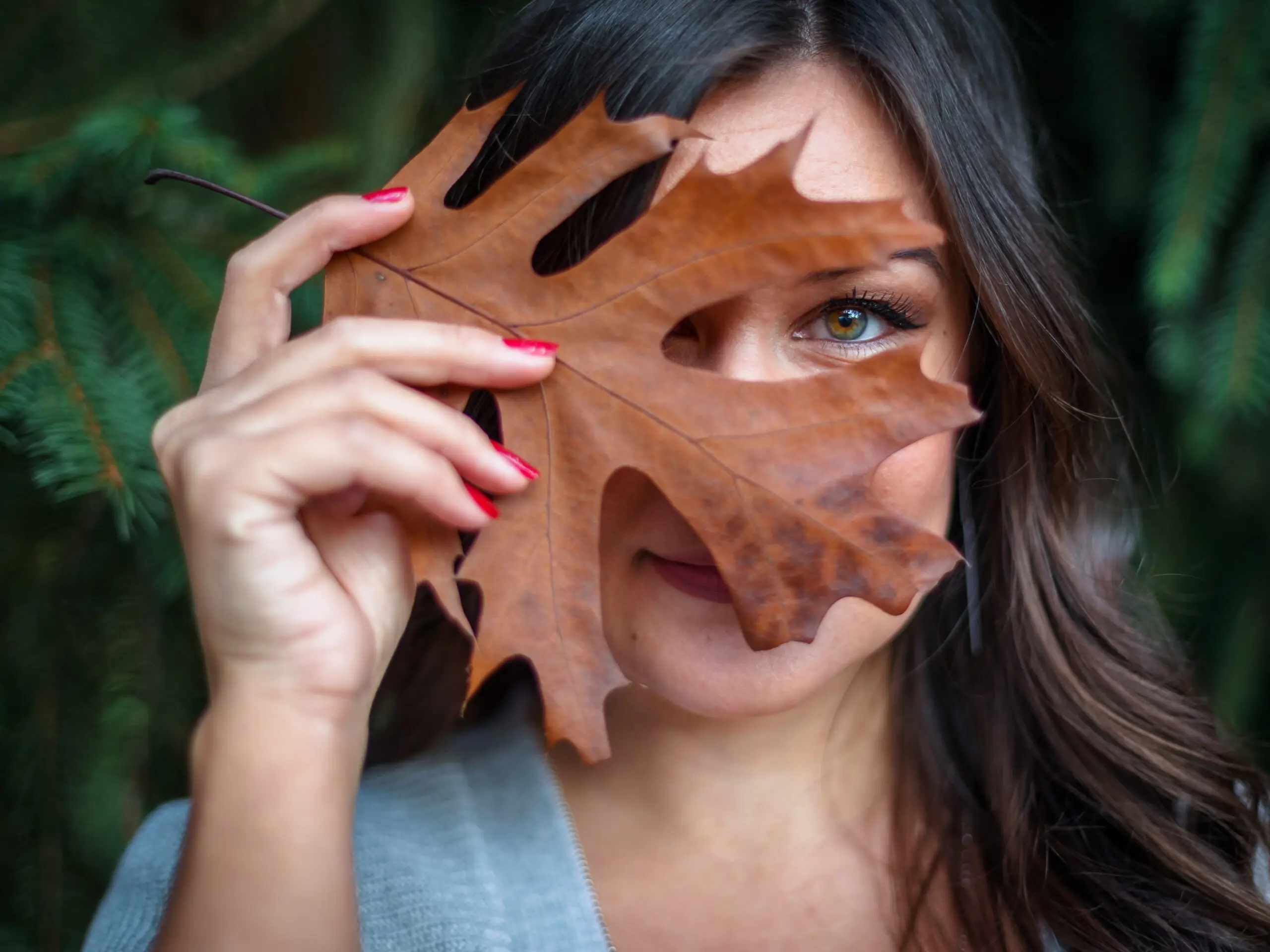 Feuille devant des yeux colorés, photo prise par Florian Fauvarque photographe de portrait à Grenoble et en Isère