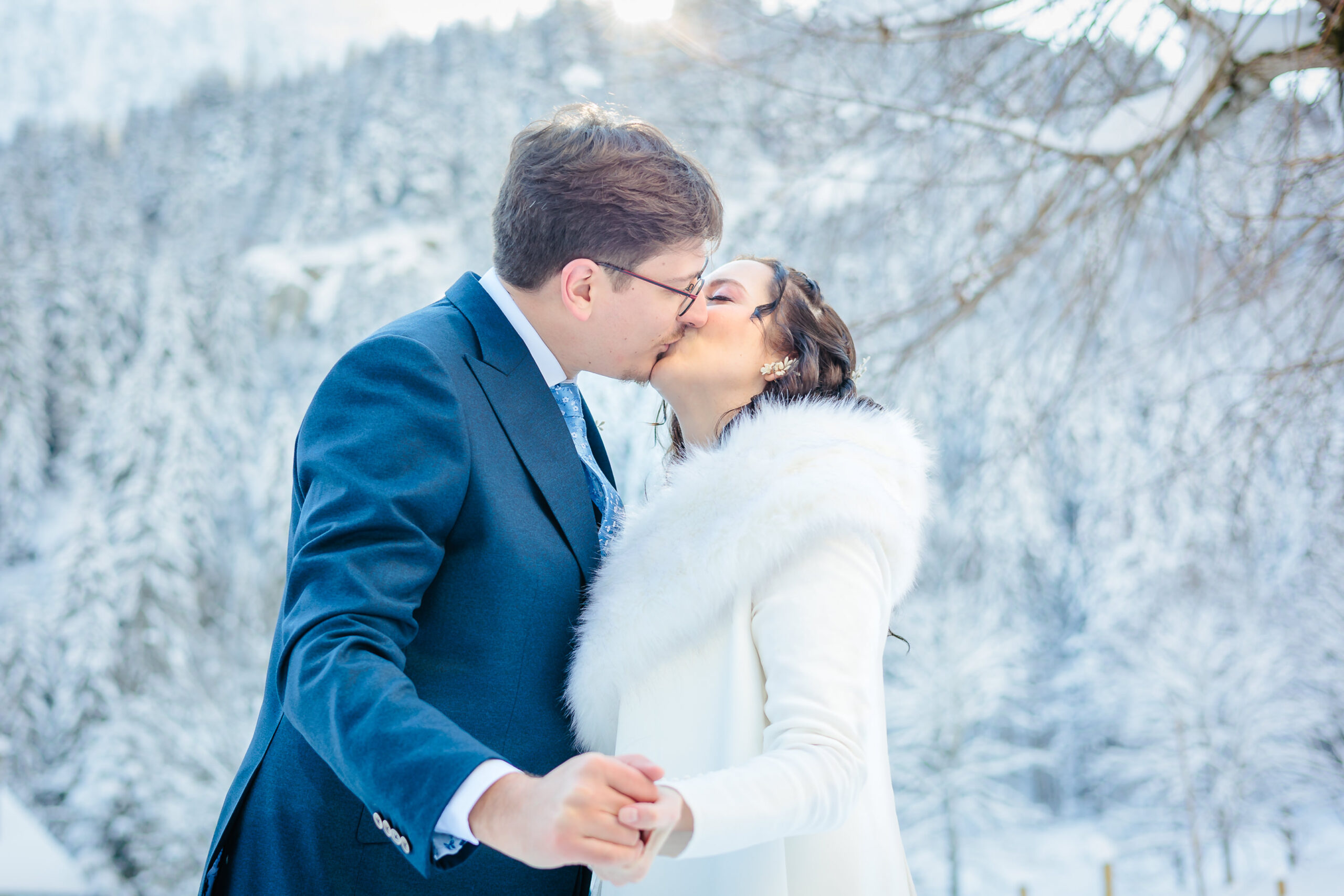 Couple Mariés sous la Neige au Gîte l'Essentiel, photo prise par Florian Fauvarque photographe mariage à Grenoble en Isère