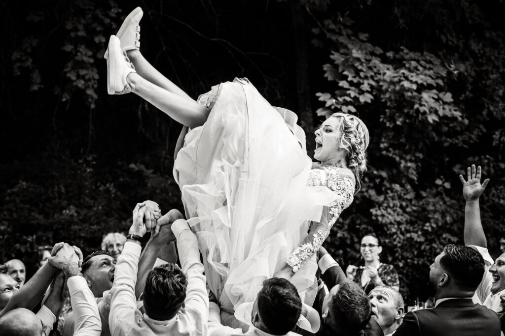 Lancé de la Mariée, photo prise par Florian Fauvarque photographe mariage à Grenoble en Isère