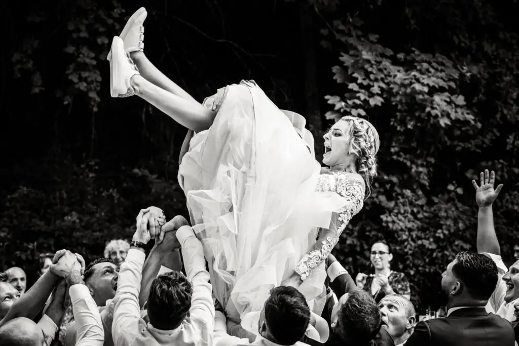 Lancé de la Mariée, photo prise par Florian Fauvarque photographe mariage à Grenoble en Isère