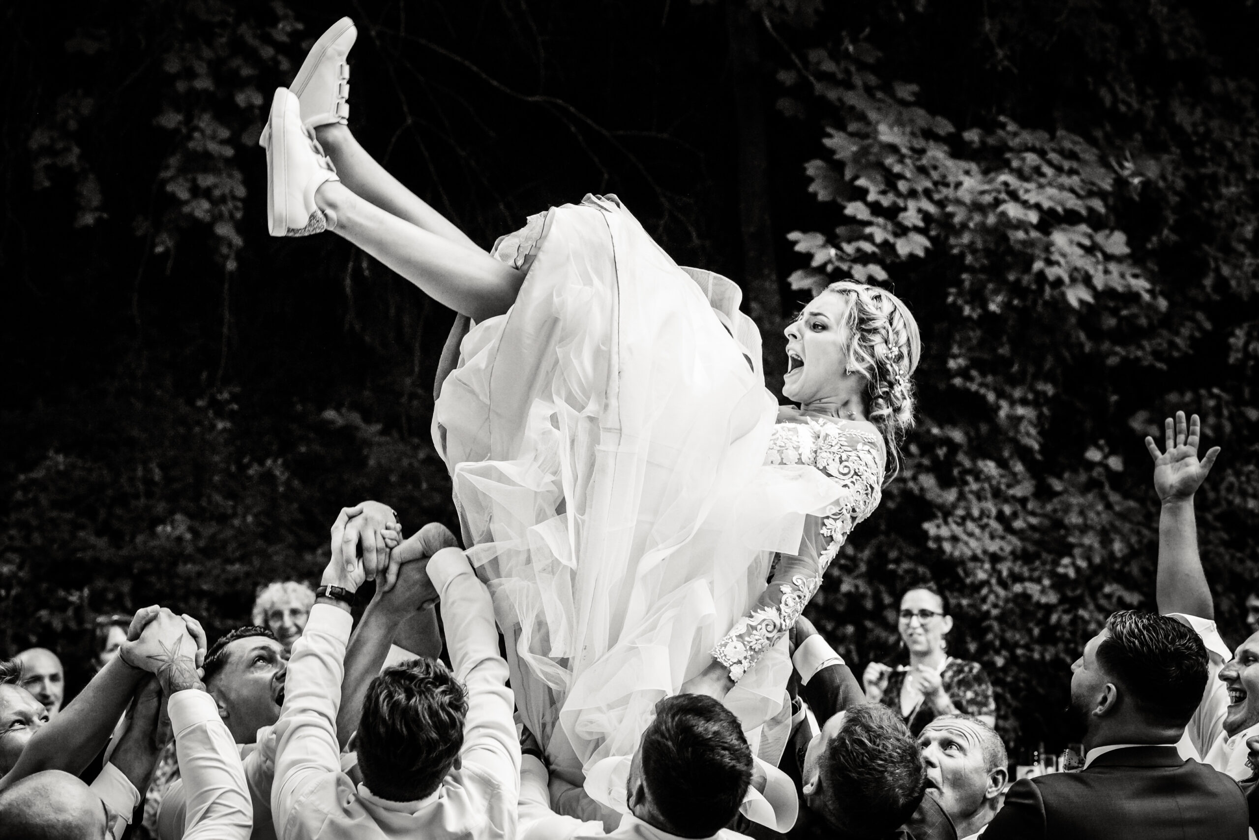 Lancé de la Mariée, photo prise par Florian Fauvarque photographe mariage à Grenoble en Isère