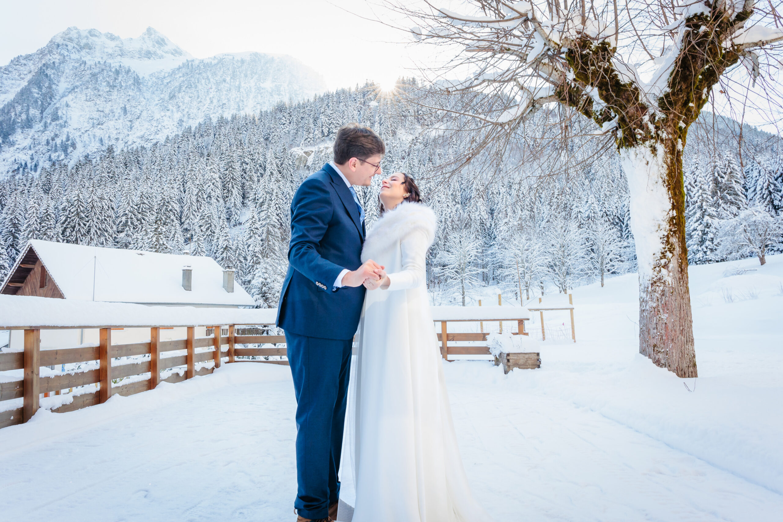 Séance couple sous la neige au Gîte l'Essentiel, photo prise par Florian Fauvarque photographe mariage à Grenoble en Isère