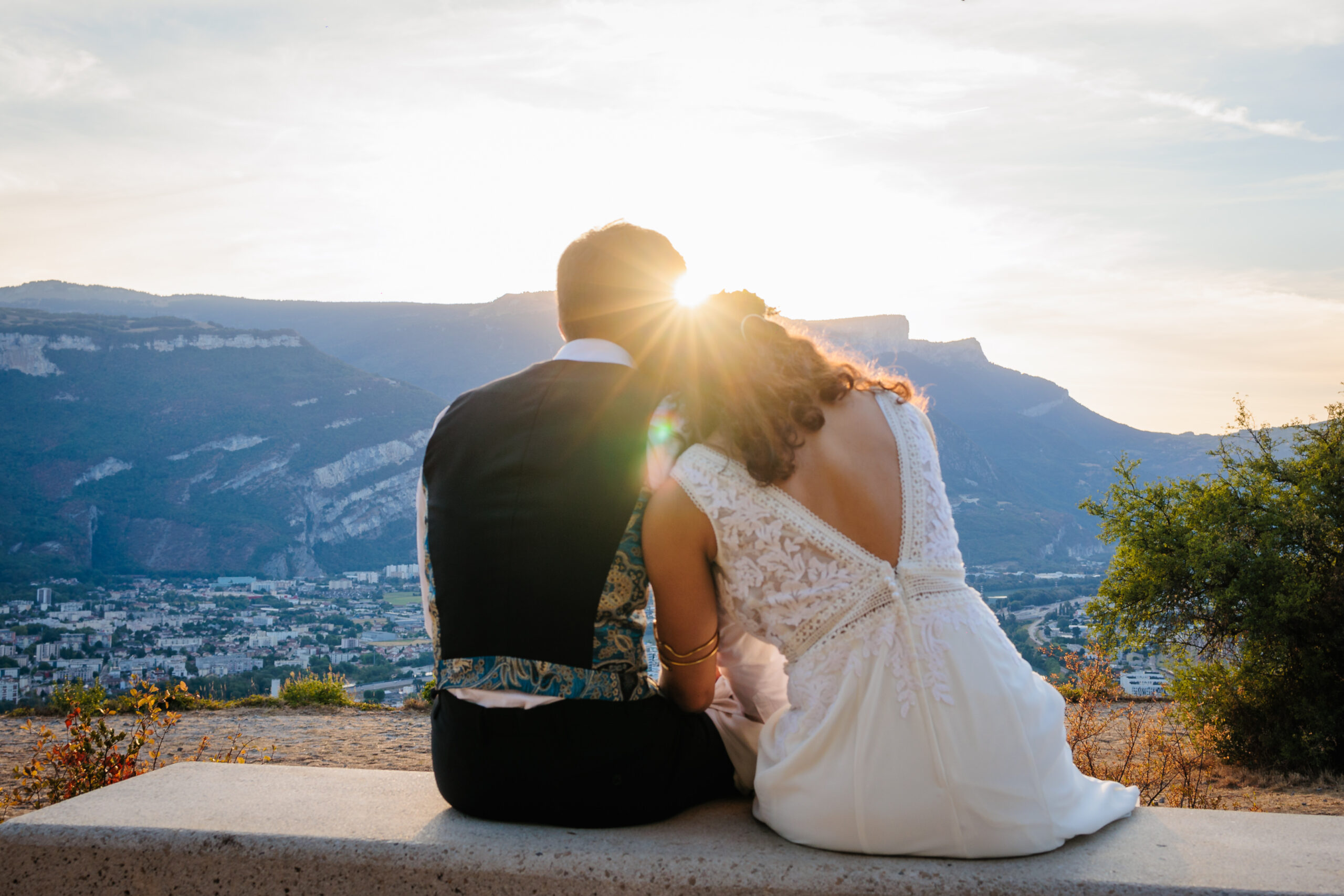 Florian Fauvarque Photographe Mariage écoresponsable à Grenoble en Isère – Mariés devant un Coucher de Soleil sur la Bastille de Grenoble