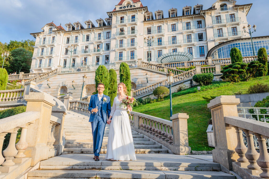 Mariés dans les escaliers du Palace de Menthon, photo prise par Florian Fauvarque photographe mariage à Grenoble en Isère