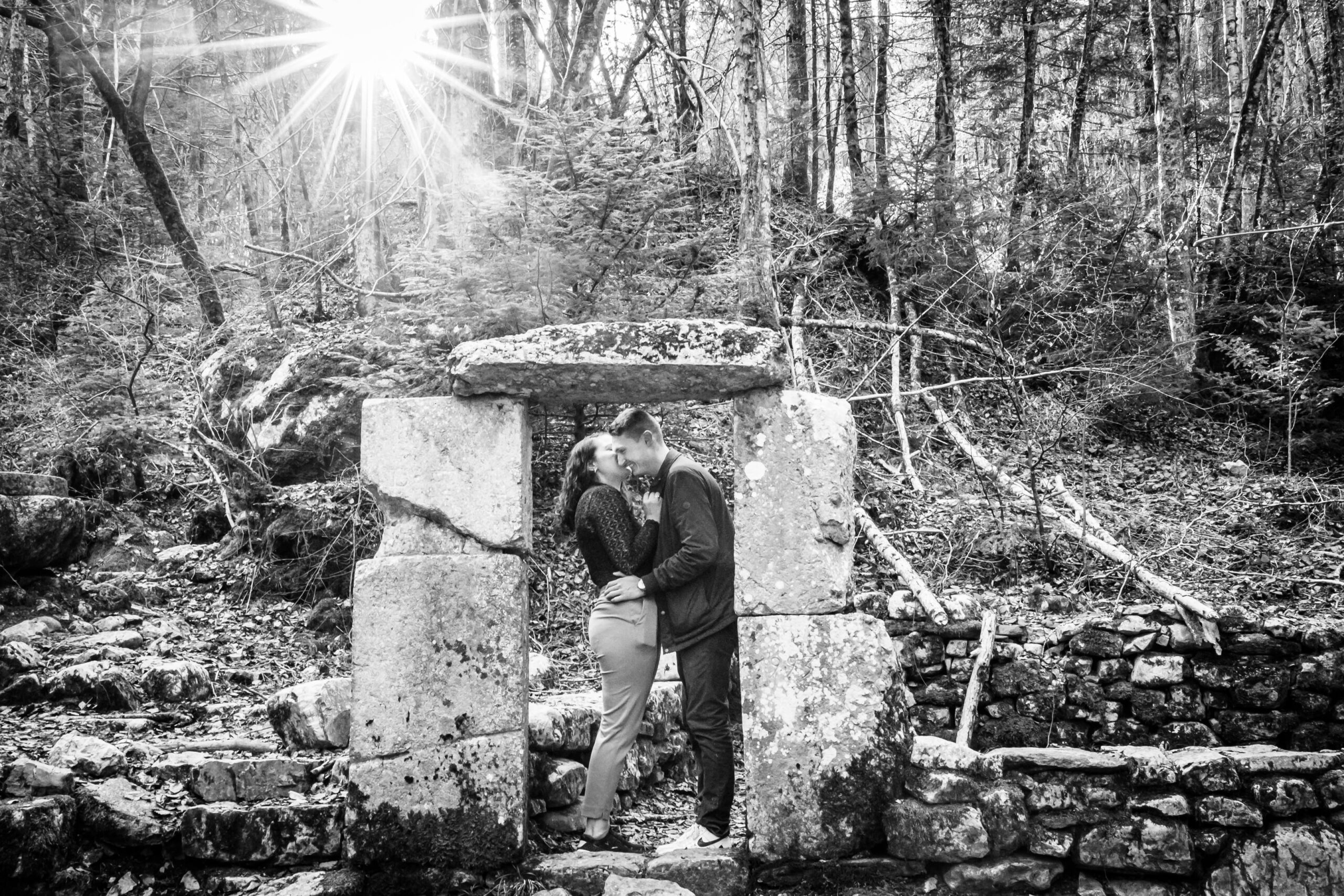 Shooting Couple devant des Ruines en pleine Forêt, photo prise par Florian Fauvarque photographe de couple à Grenoble et en Isère