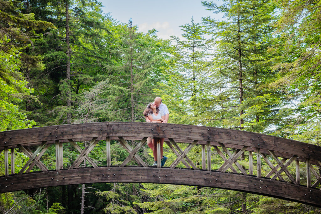 Shooting Couple sur un Pont autour de la Forêt, photo prise par Florian Fauvarque photographe de couple à Grenoble et en Isère