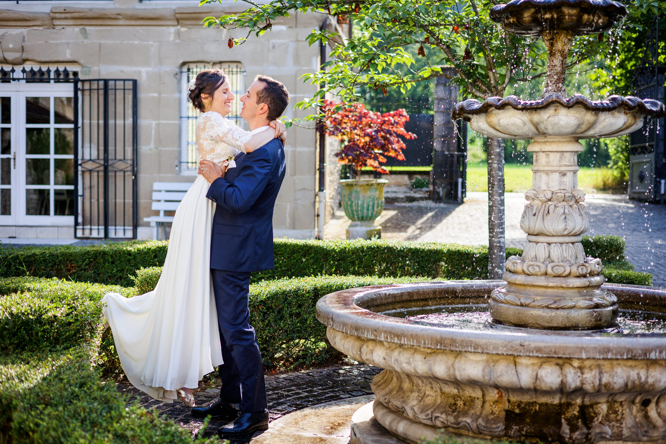 Séance couple à côté de la fontaine du domaine de la Chartronière, photo prise par Florian Fauvarque photographe mariage à Grenoble en Isère
