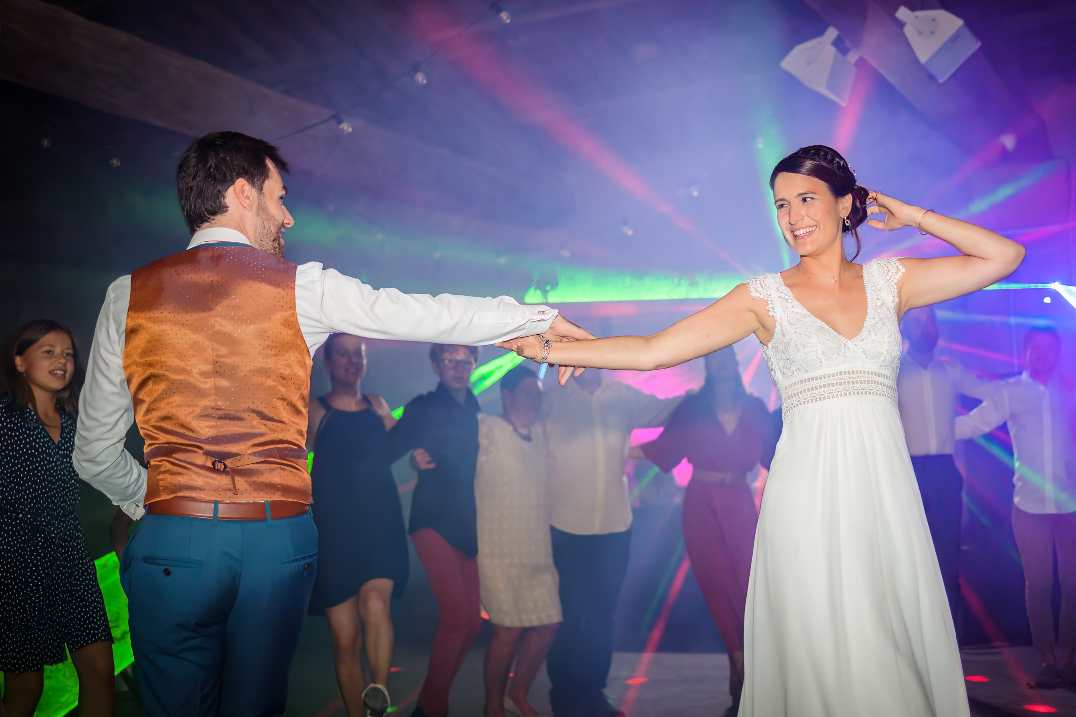 Soirée Dansante avec des Lasers, photo prise par Florian Fauvarque photographe mariage à Grenoble en Isère