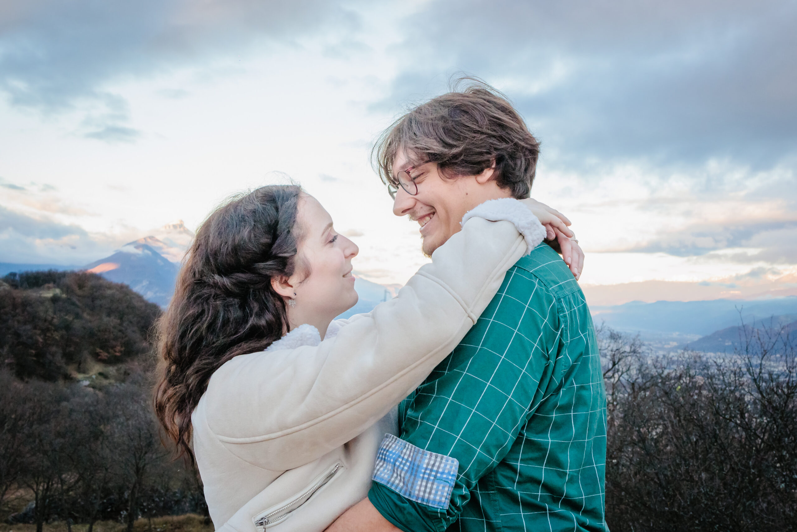 Des futurs mariés se regardant autour des montagnes, photo prise par Florian Fauvarque photographe de mariage à Grenoble et en Isère