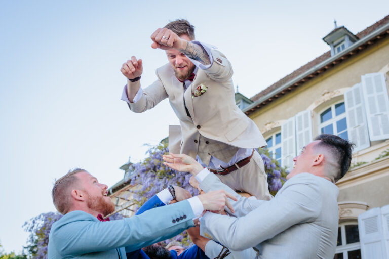Lancé de marié pendant le vin d'honneur, photo prise par Florian Fauvarque photographe mariage à Grenoble en Isère