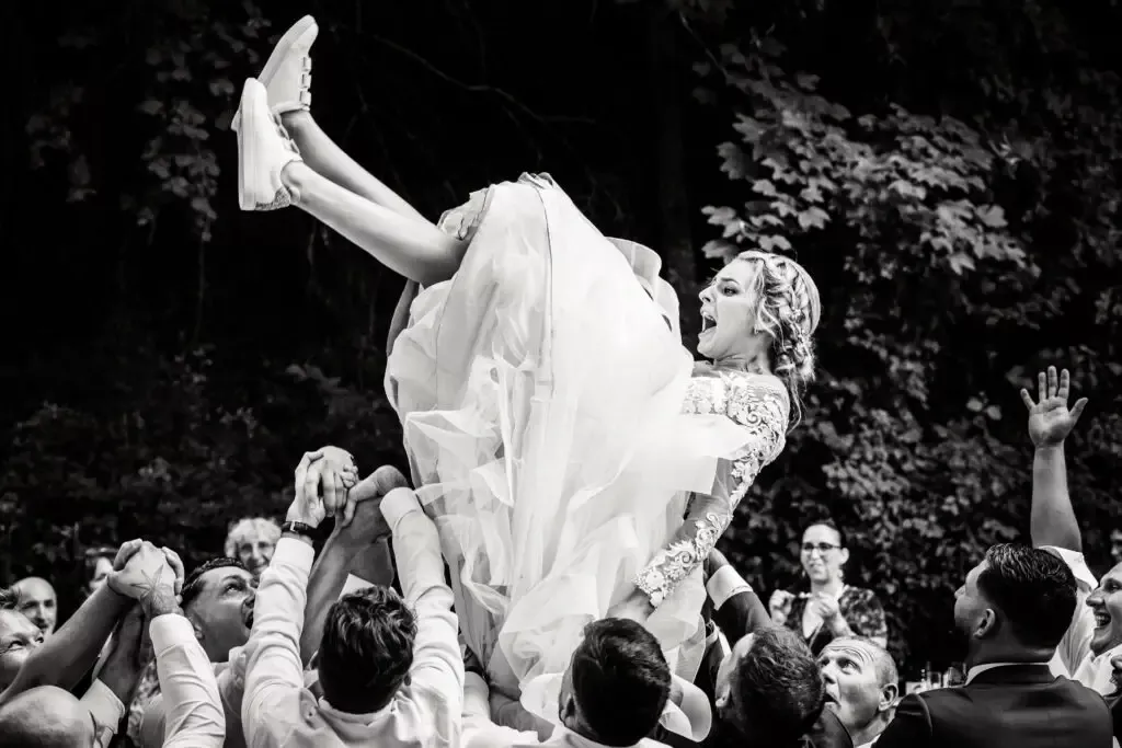 Lancé de la Mariée, photo prise par Florian Fauvarque photographe mariage à Grenoble en Isère