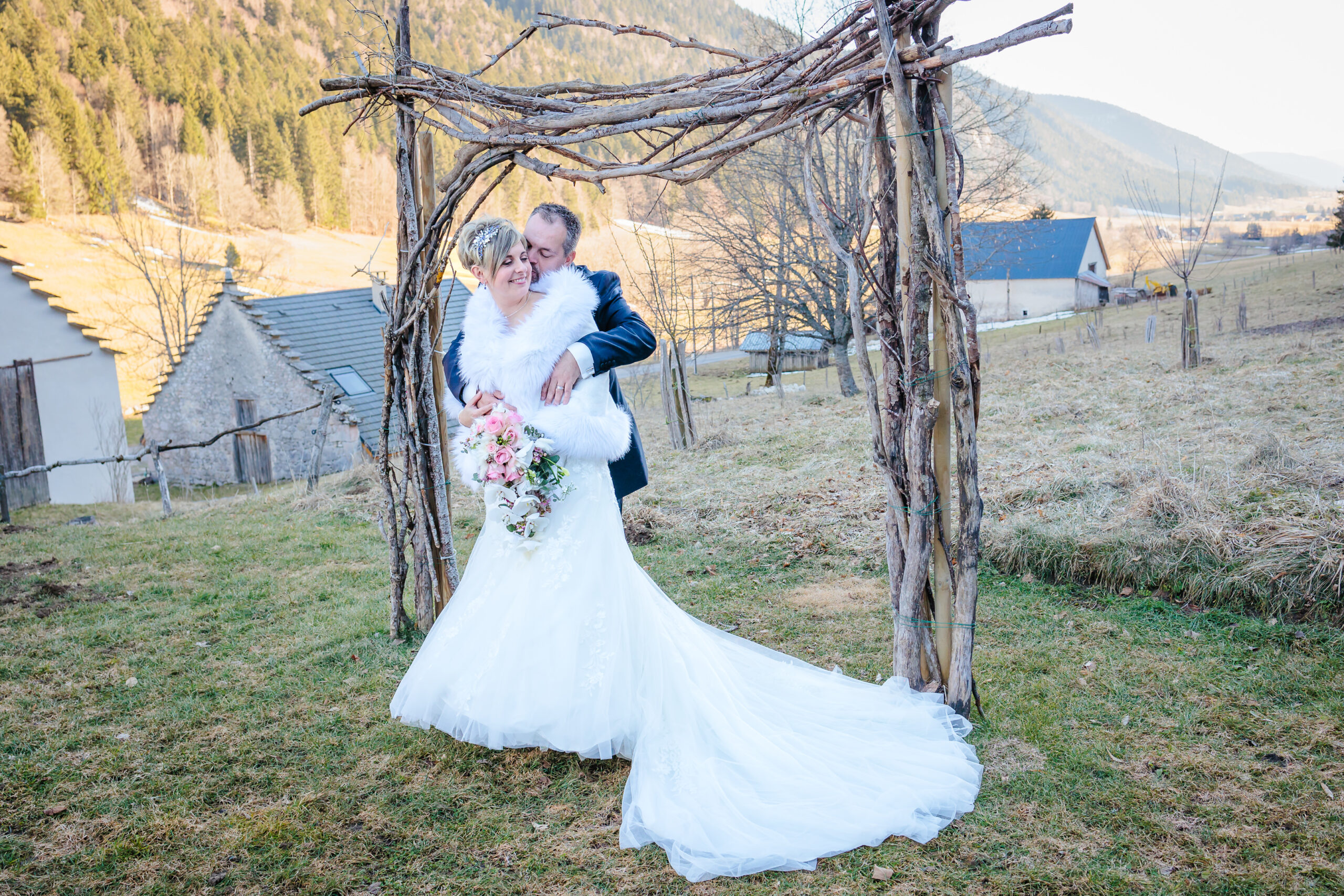 Un Mariage Champêtre à la Grange aux Fées au milieu du Vercors, photo prise par Florian Fauvarque photographe mariage à Grenoble en Isère