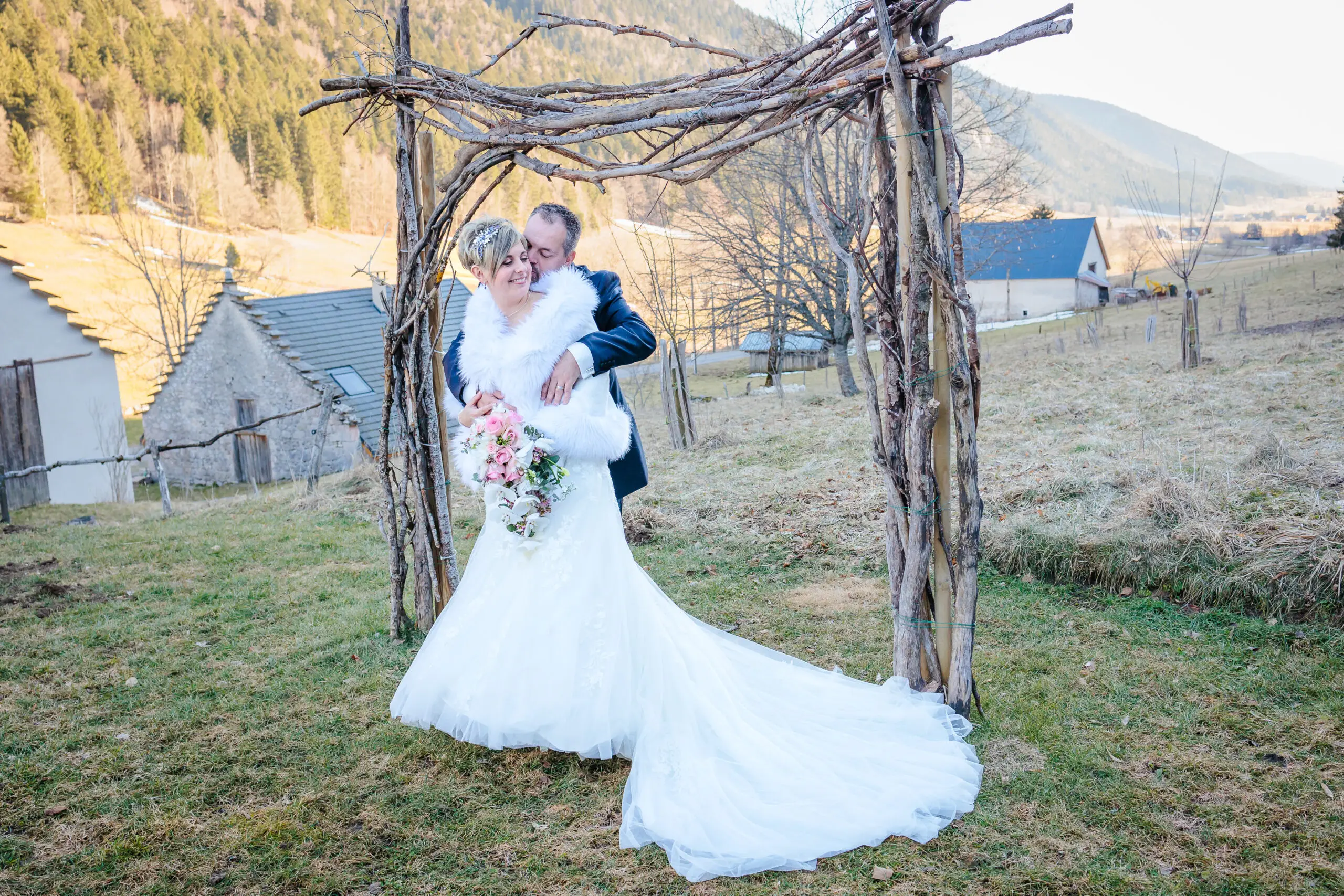 Un Mariage Champêtre à la Grange aux Fées au milieu du Vercors, photo prise par Florian Fauvarque photographe mariage à Grenoble en Isère