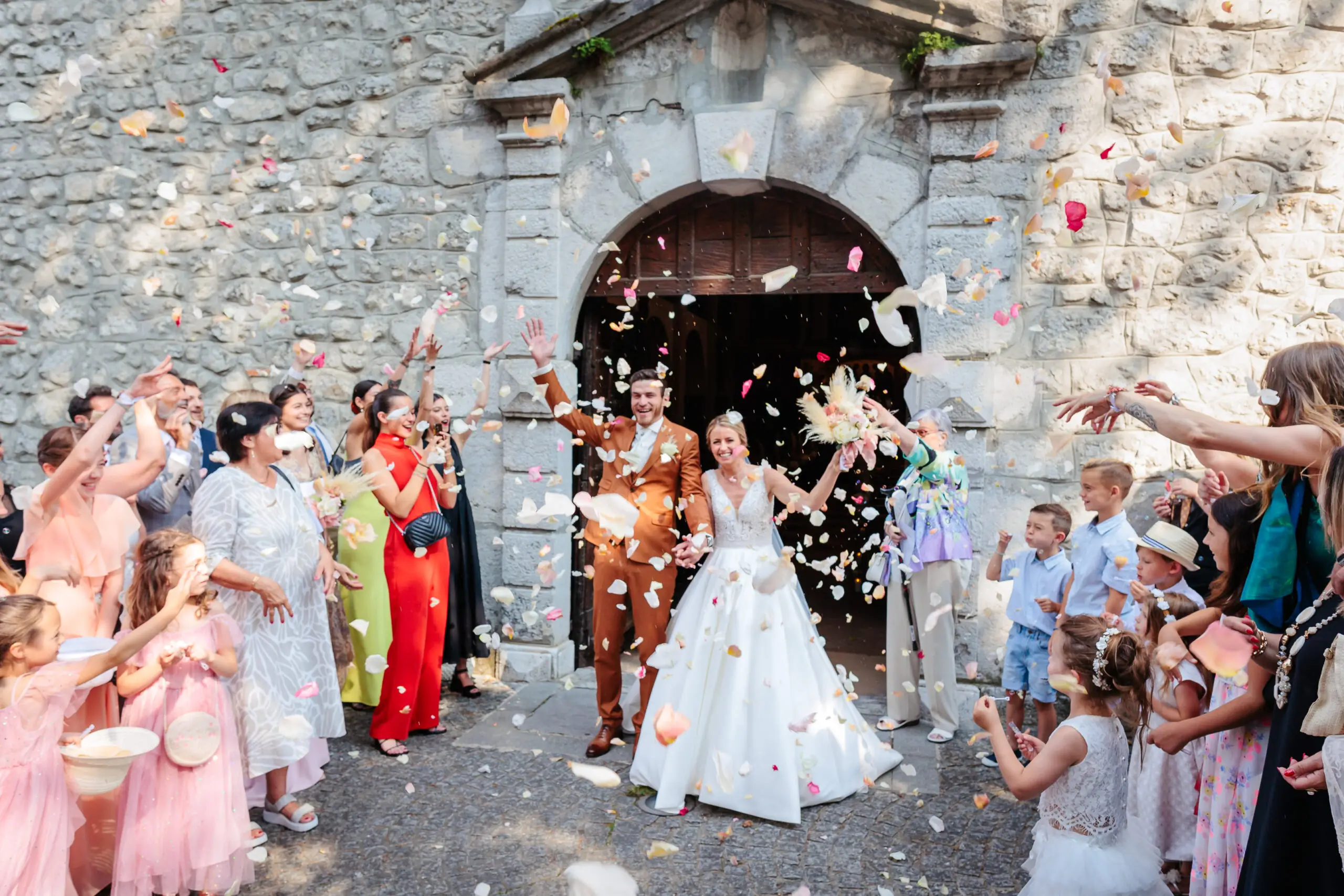 La sortie de l'Église des Mariés, photo prise par Florian Fauvarque photographe mariage à Grenoble en Isère