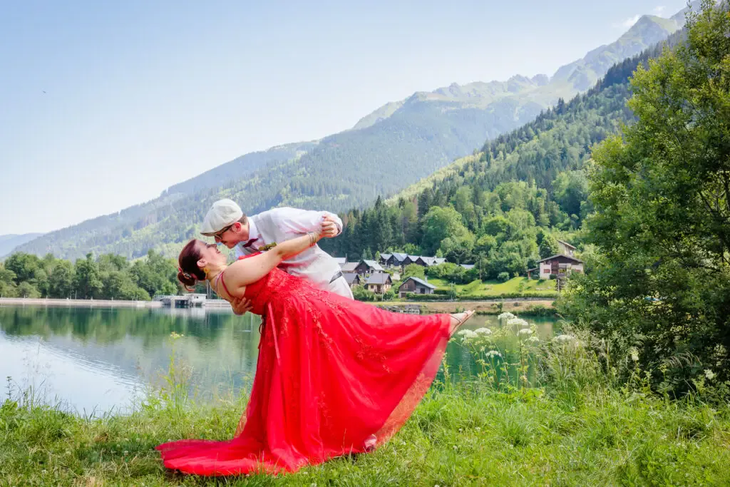 Couple dansant au bord d'un lac alpin en été, photo prise par Florian Fauvarque photographe de mariage à Grenoble et en Isère