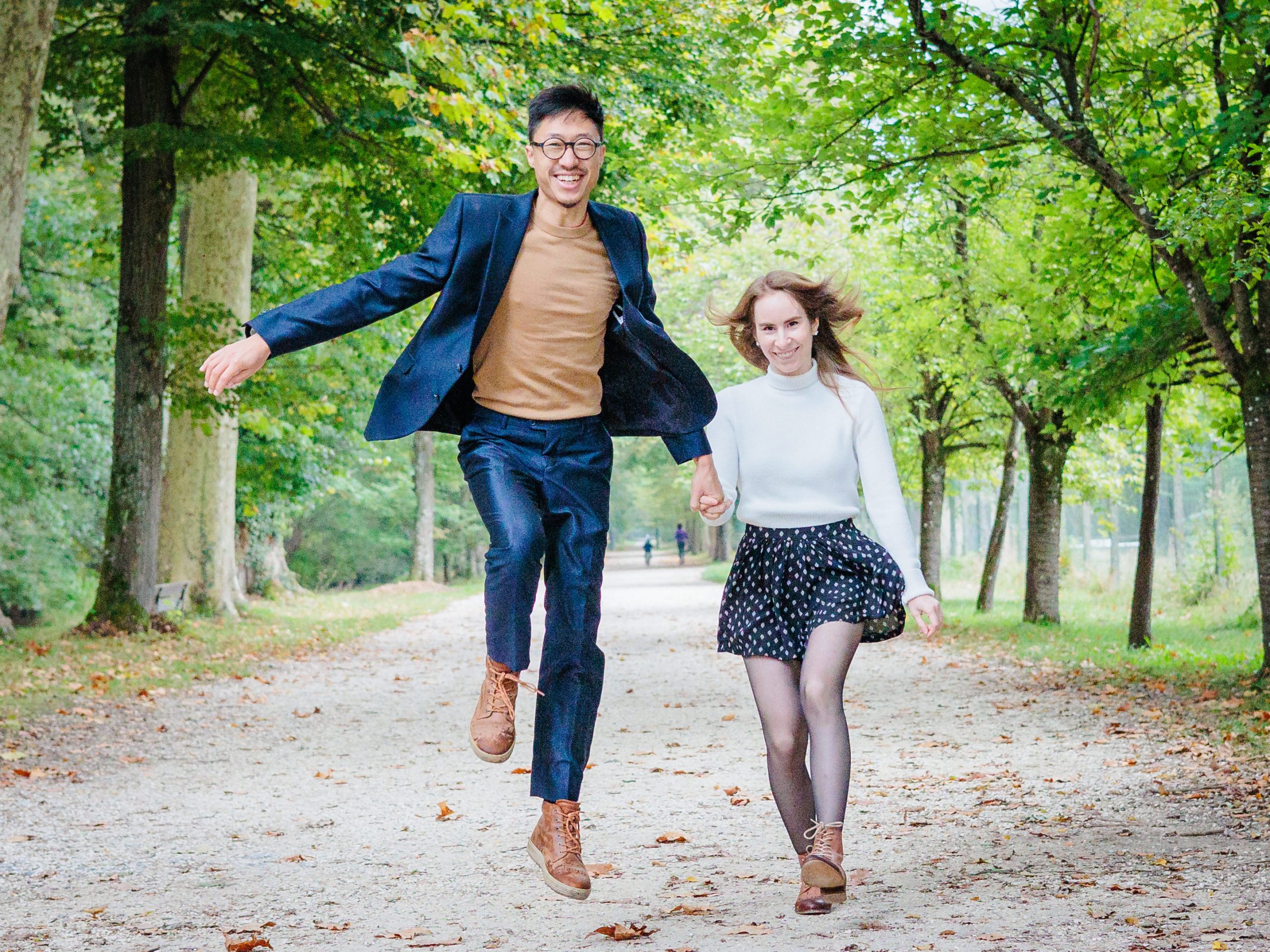 Séance couple dans le parc du château de Vizille, photo prise par Florian Fauvarque photographe couple à Grenoble en Isère