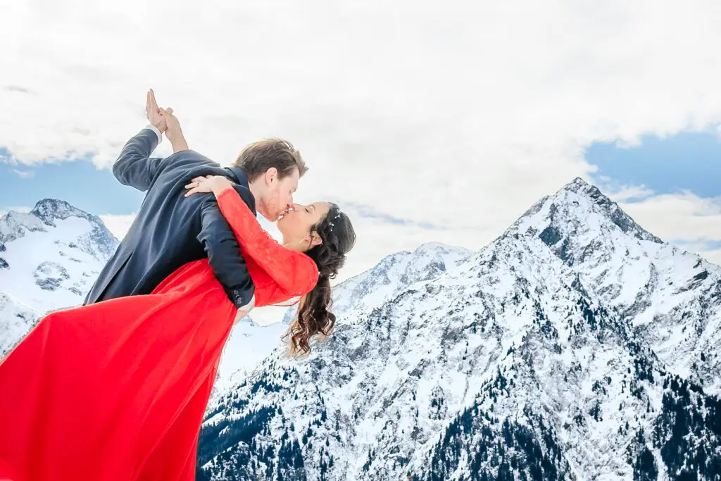 Séance couple en montagne dans la station de ski Les 2 Alpes, photo prise par Florian Fauvarque photographe à Grenoble en Isère