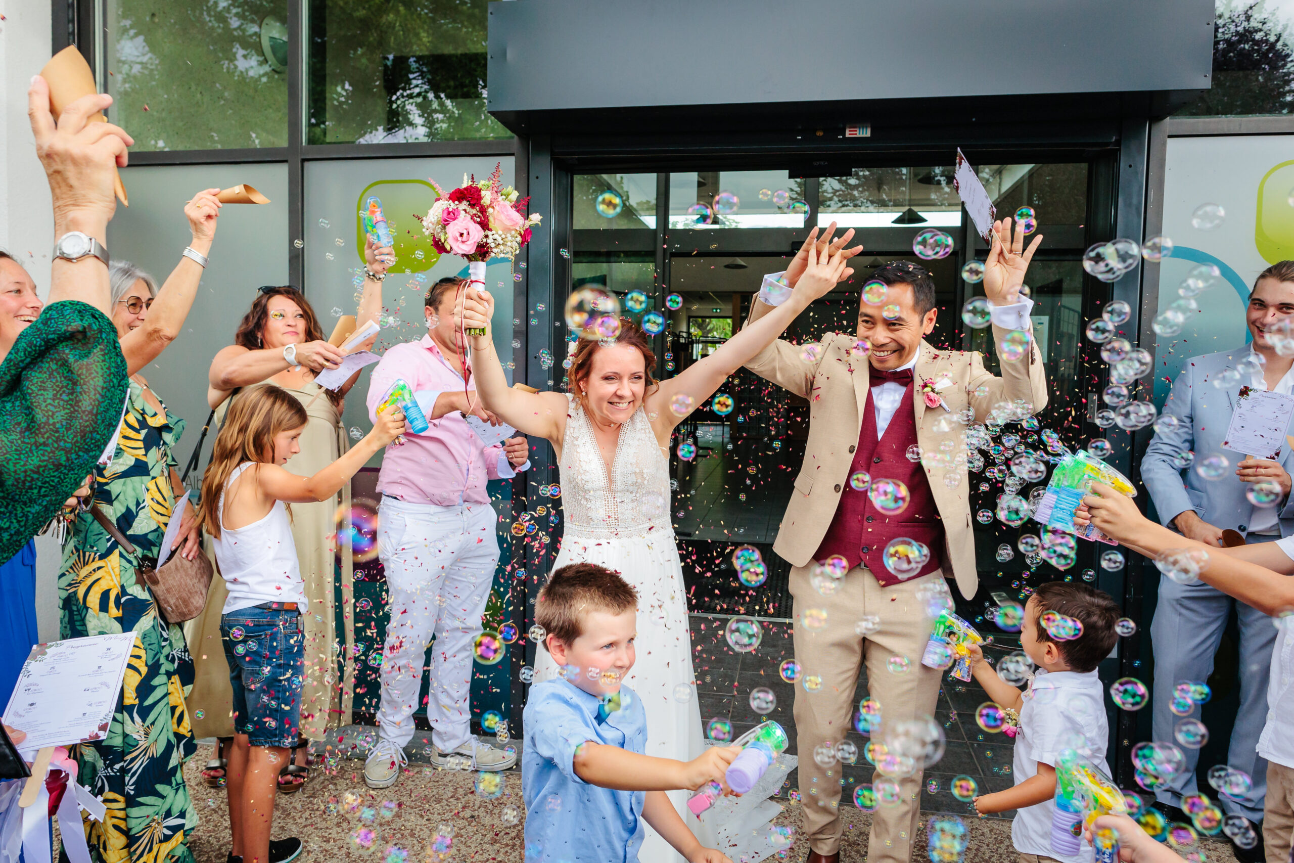 Sortie de la mairie avec des bulles, photo prise par Florian Fauvarque photographe mariage à Grenoble en Isère