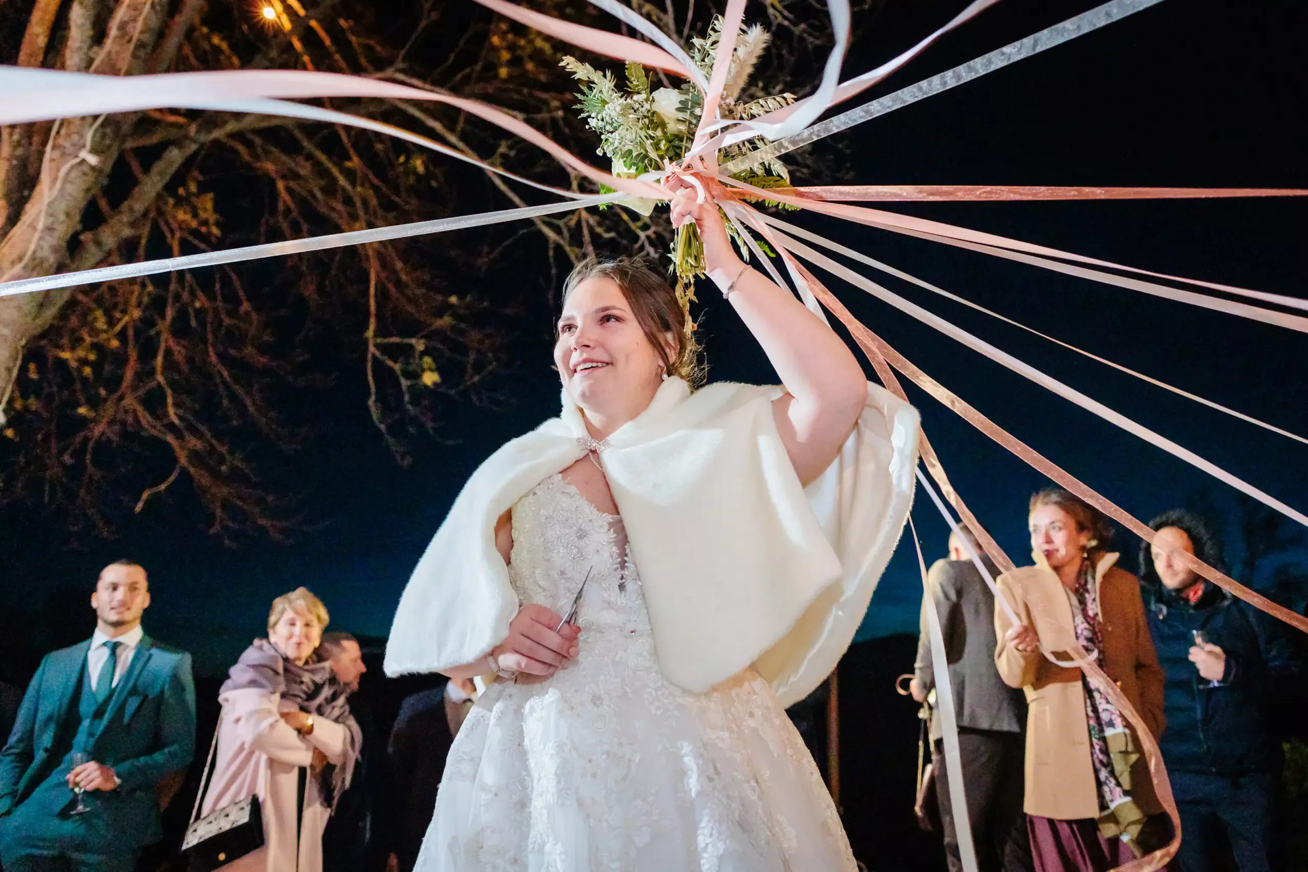 La ronde des rubans de nuit pendant le vin d'honneur, photo prise par Florian Fauvarque photographe mariage à Grenoble en Isère