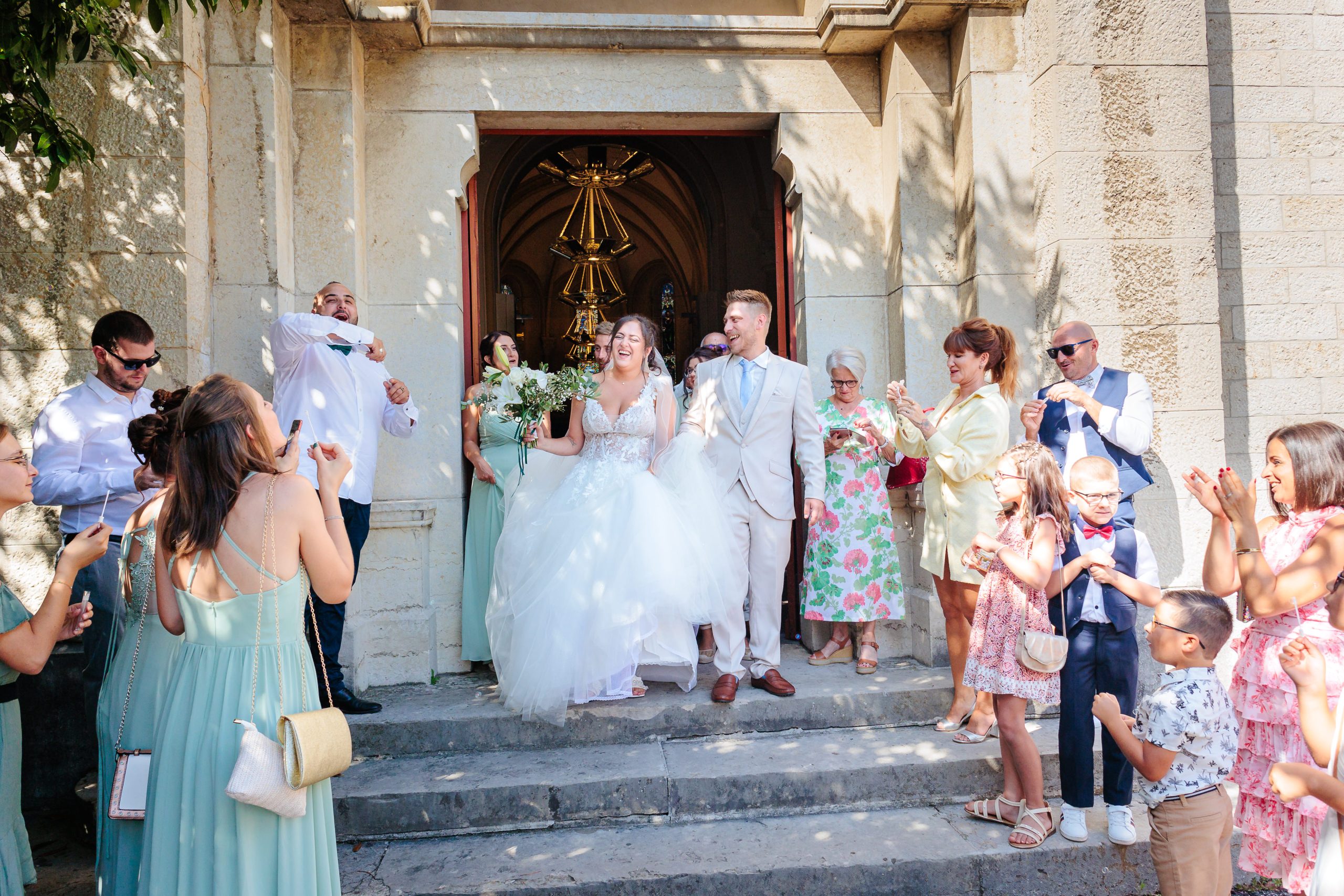 Sortie des mariés à l'église de Saint Martin d'Hères, photo prise par Florian Fauvarque photographe de mariage à Grenoble et en Isère