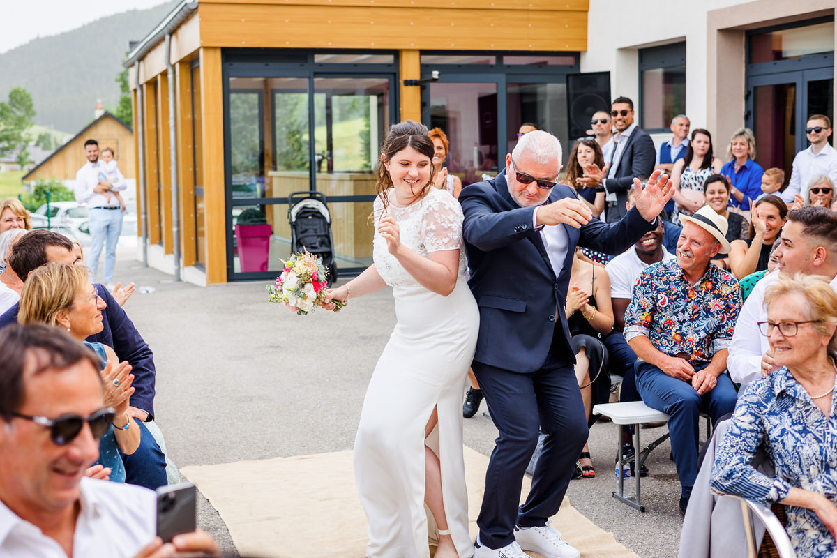 Cérémonie laïque au domaine Cochet Evenement à Méaudre dans le Vercors, photo prise par Florian Fauvarque photographe mariage à Grenoble en Isère