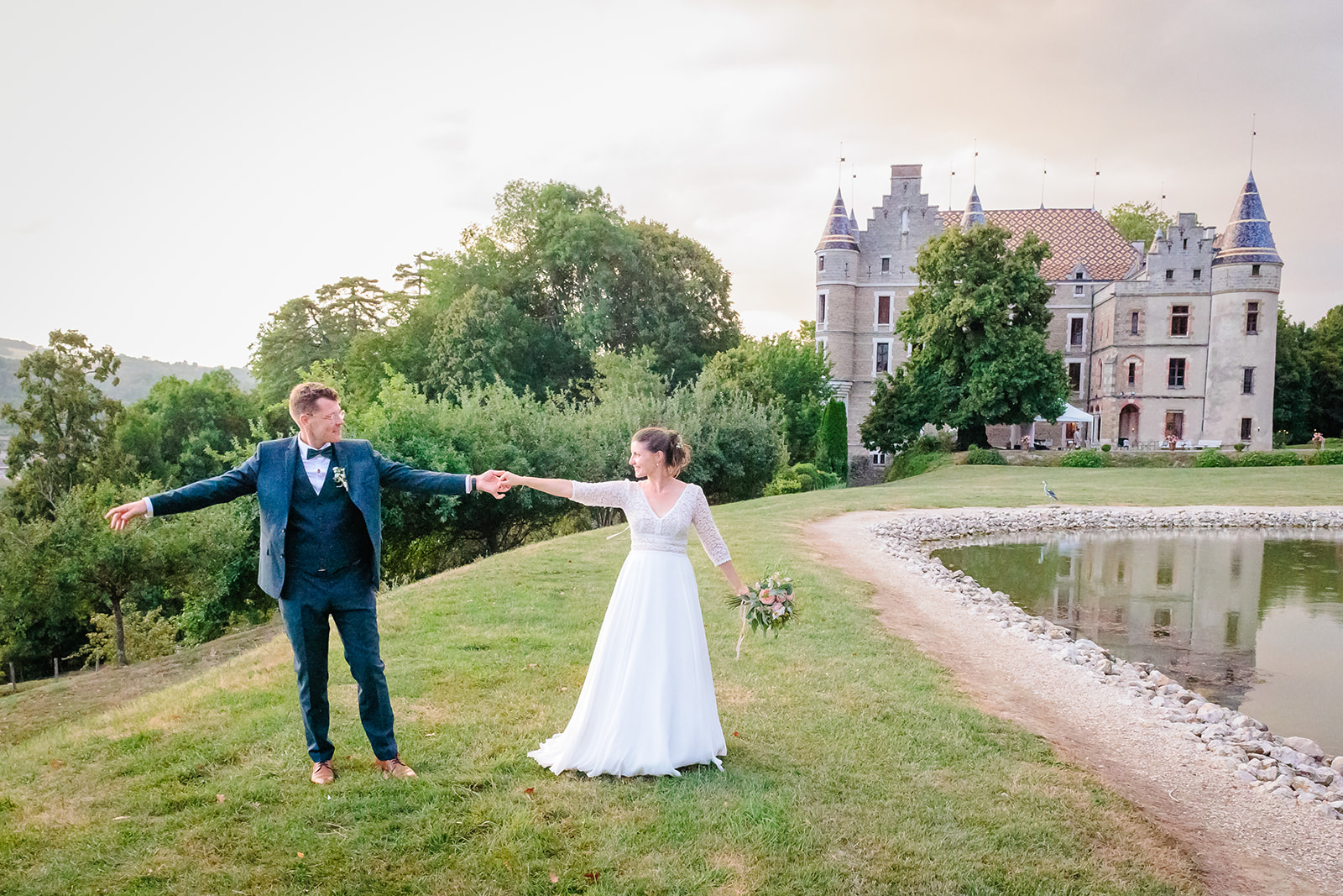 Photo de couple se tenant la main au Château de Pupetieres, photo prise par Florian Fauvarque photographe mariage à Grenoble en Isère