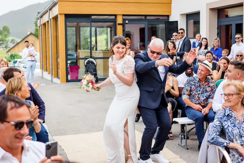 Cérémonie laïque au domaine Cochet Evenement à Méaudre dans le Vercors, photo prise par Florian Fauvarque photographe mariage à Grenoble en Isère