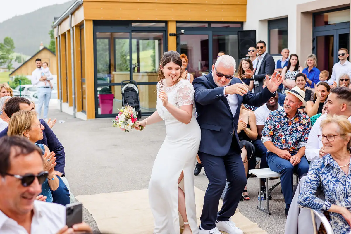 Cérémonie laïque au domaine Cochet Evenement à Méaudre dans le Vercors, photo prise par Florian Fauvarque photographe mariage à Grenoble en Isère