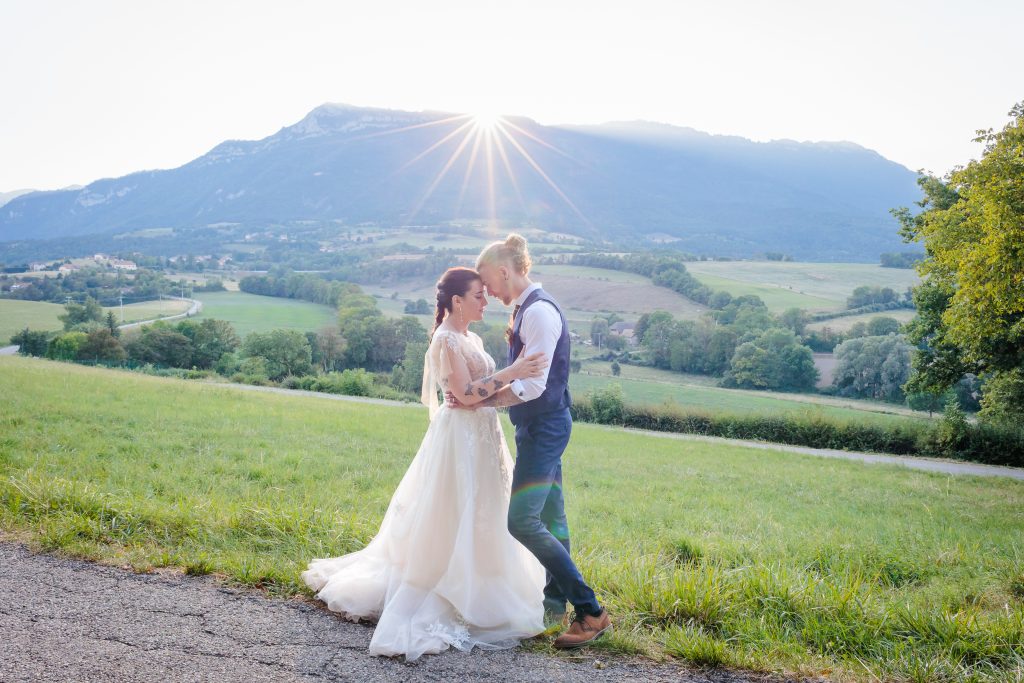 Photo de couple au coucher de soleil, photo prise par Florian Fauvarque photographe de mariage à Grenoble et en Isère