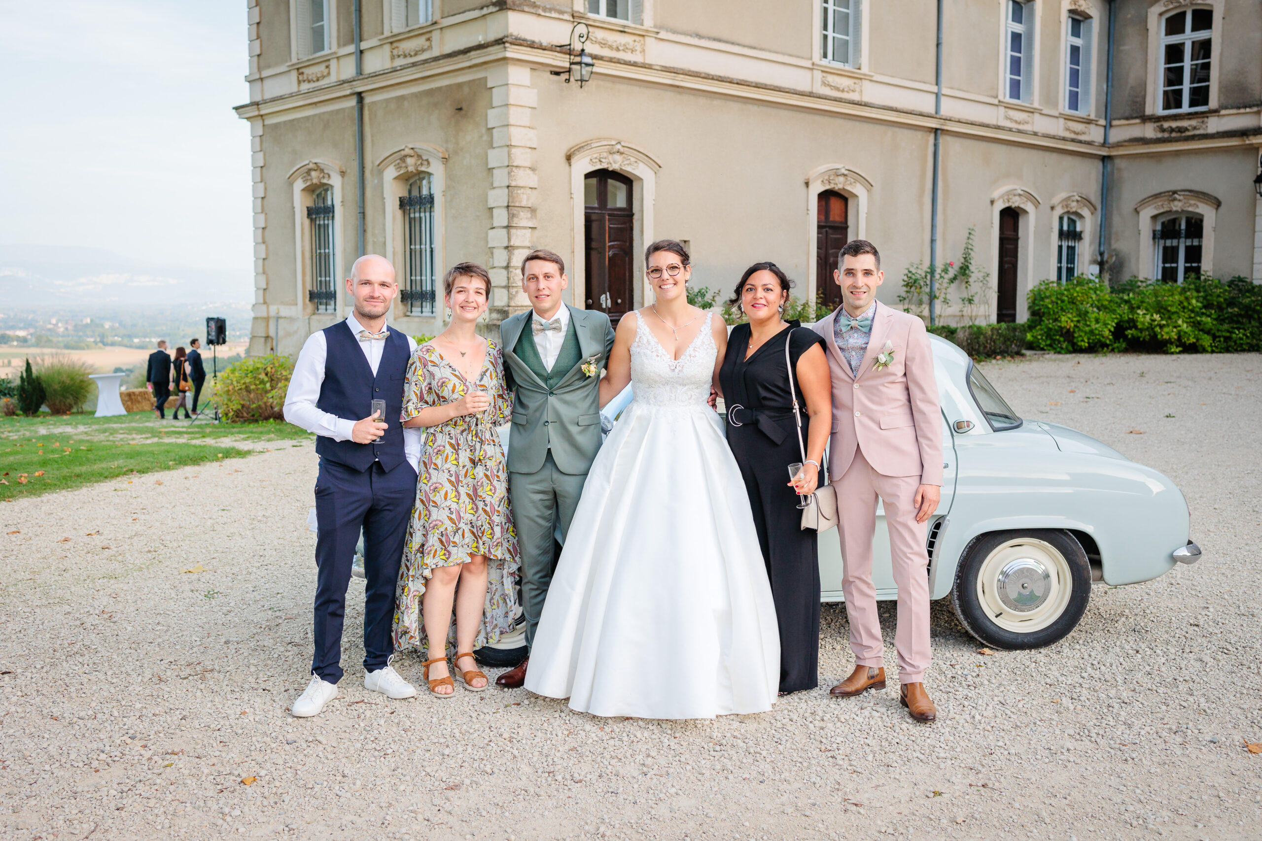 Photo de groupe au château de Montolivet, photo prise par Florian Fauvarque photographe mariage à Grenoble en Isère