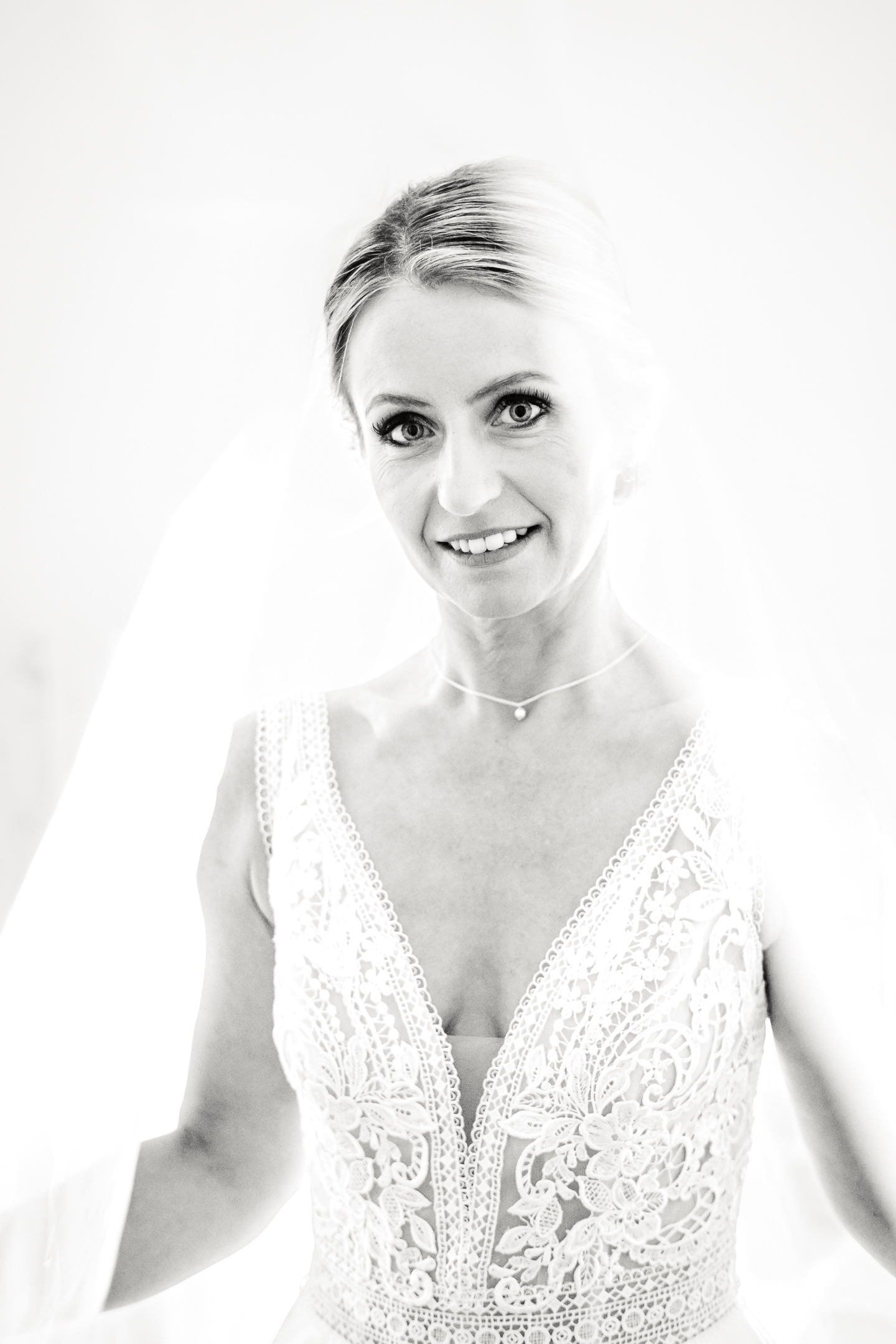 Portrait de la mariée à l'intérieur de son voile, photo prise par Florian Fauvarque photographe mariage à Grenoble en Isère