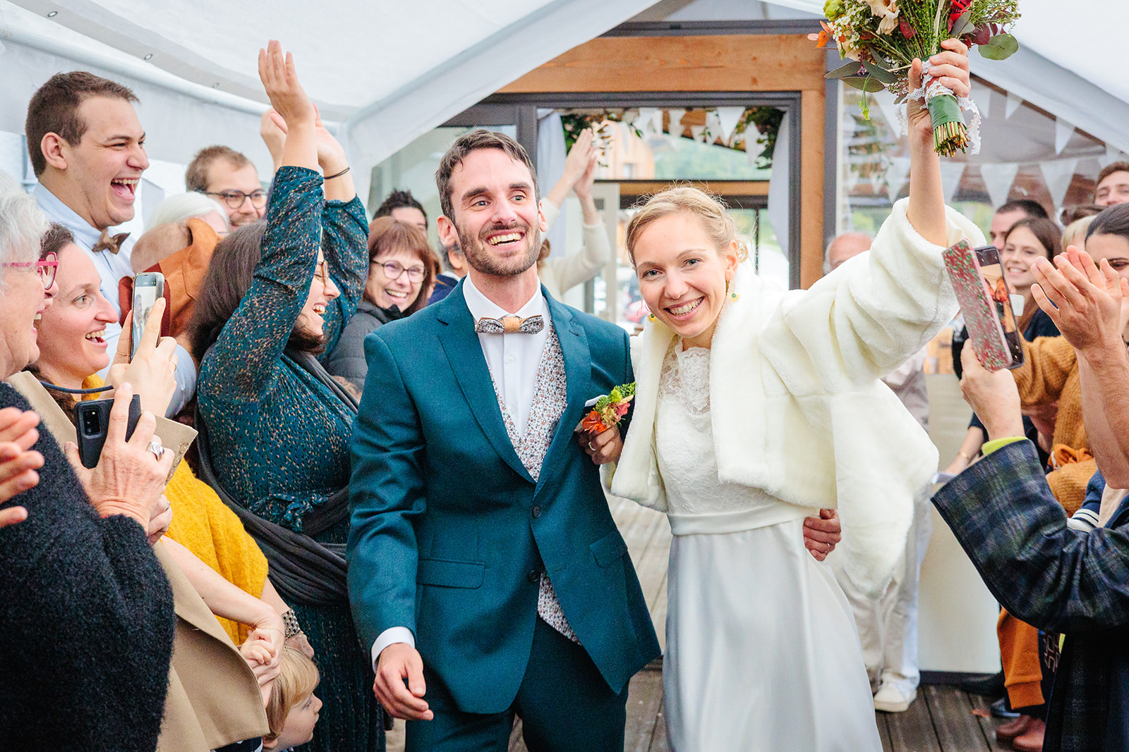 Sortie des mariés lors de la cérméonie laïque au Gîte l'essentiel, photo prise par Florian Fauvarque photographe mariage à Grenoble en Isère