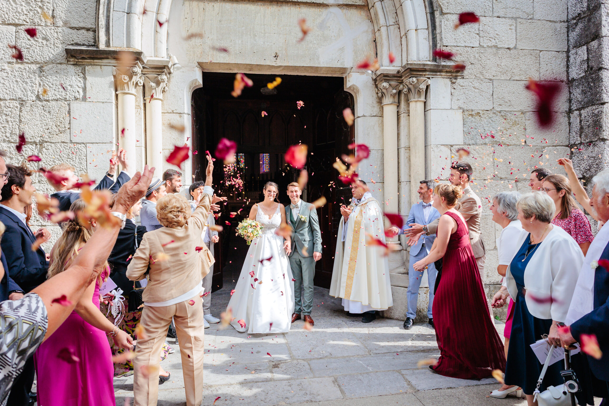Sortie des mariés à l'église du Touvet, photo prise par Florian Fauvarque photographe mariage à Grenoble en Isère