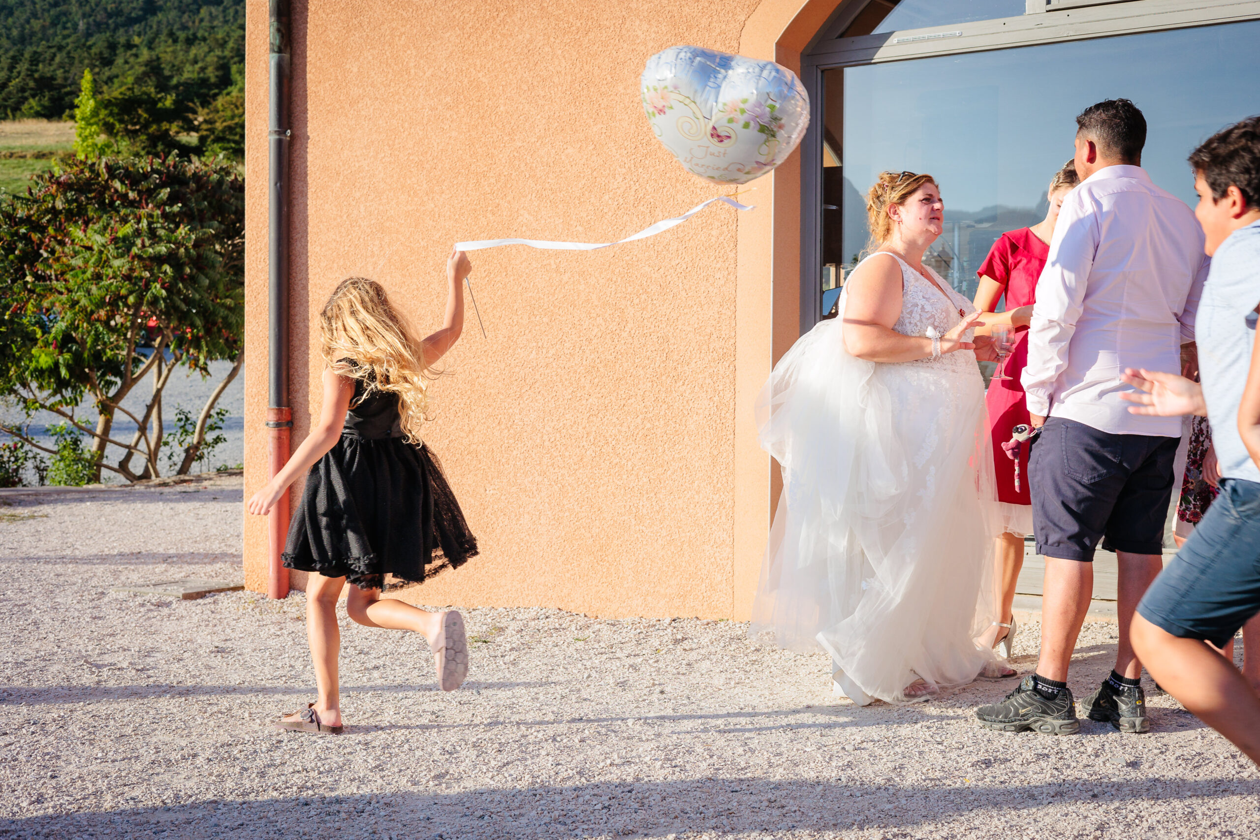 Photo d'une enfant durant le vin d'honneur, photo prise par Florian Fauvarque photographe mariage à Grenoble en Isère