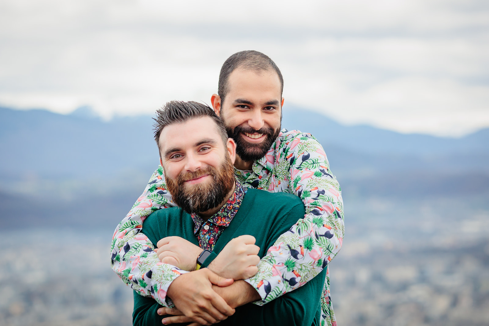 Séance couple LGBT à la Bastille Grenoble, photo prise par Florian Fauvarque photographe couple à Grenoble en Isère