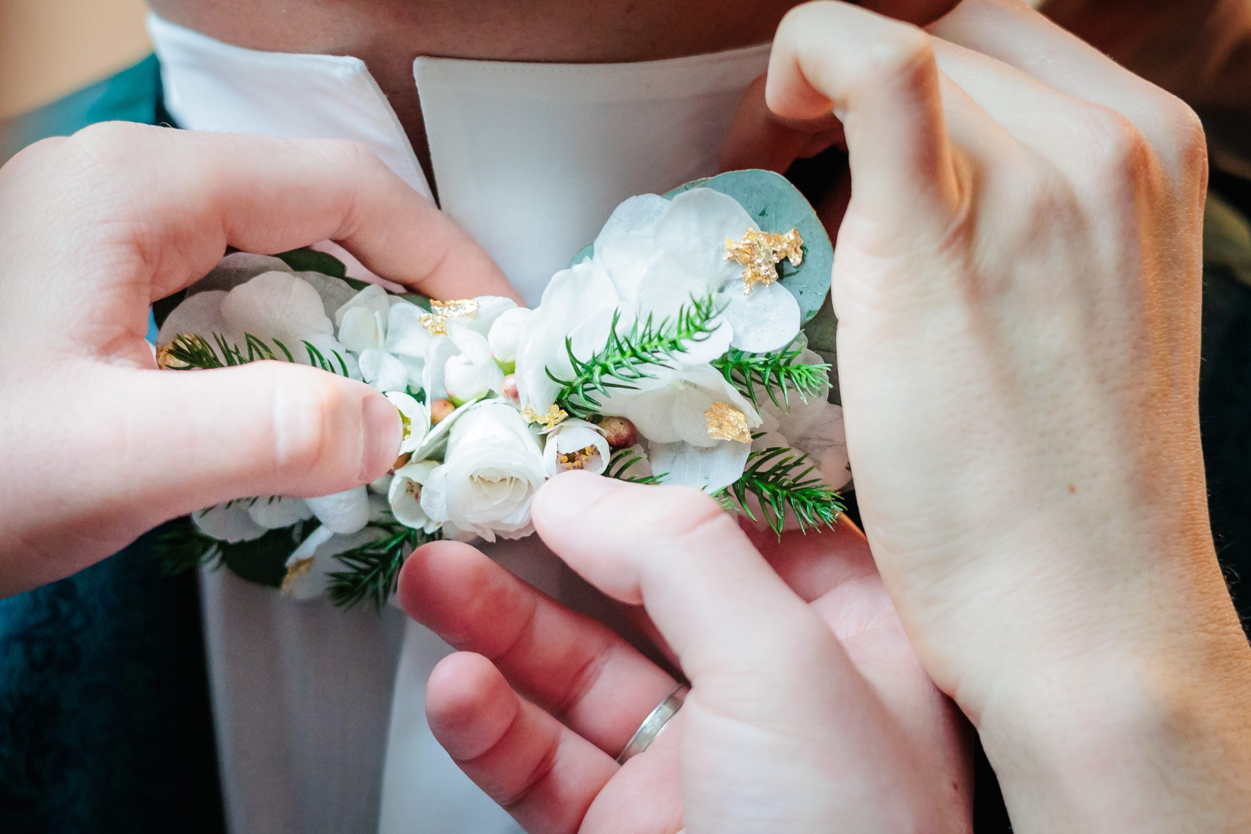 Nœud papillon fleuri par Les amourettes, photo prise par Florian Fauvarque photographe mariage à Grenoble en Isère