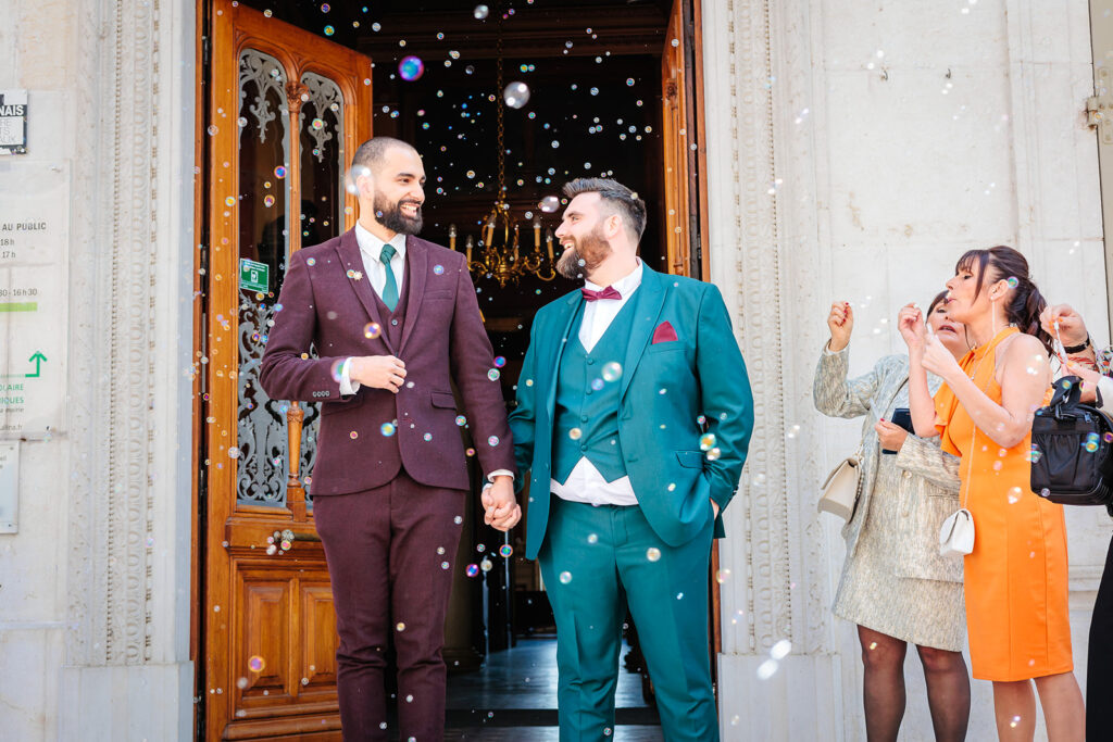 Sortie des mariés à la mairie de Tulins, photo prise par Florian Fauvarque photographe mariage à Grenoble en Isère