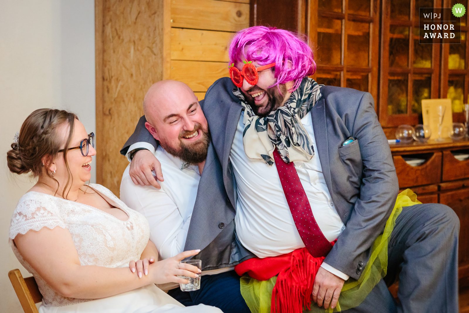 Mariage joyeux avec invités colorés et rieurs, photo prise par Florian Fauvarque photographe de mariage à Grenoble et en Isère.