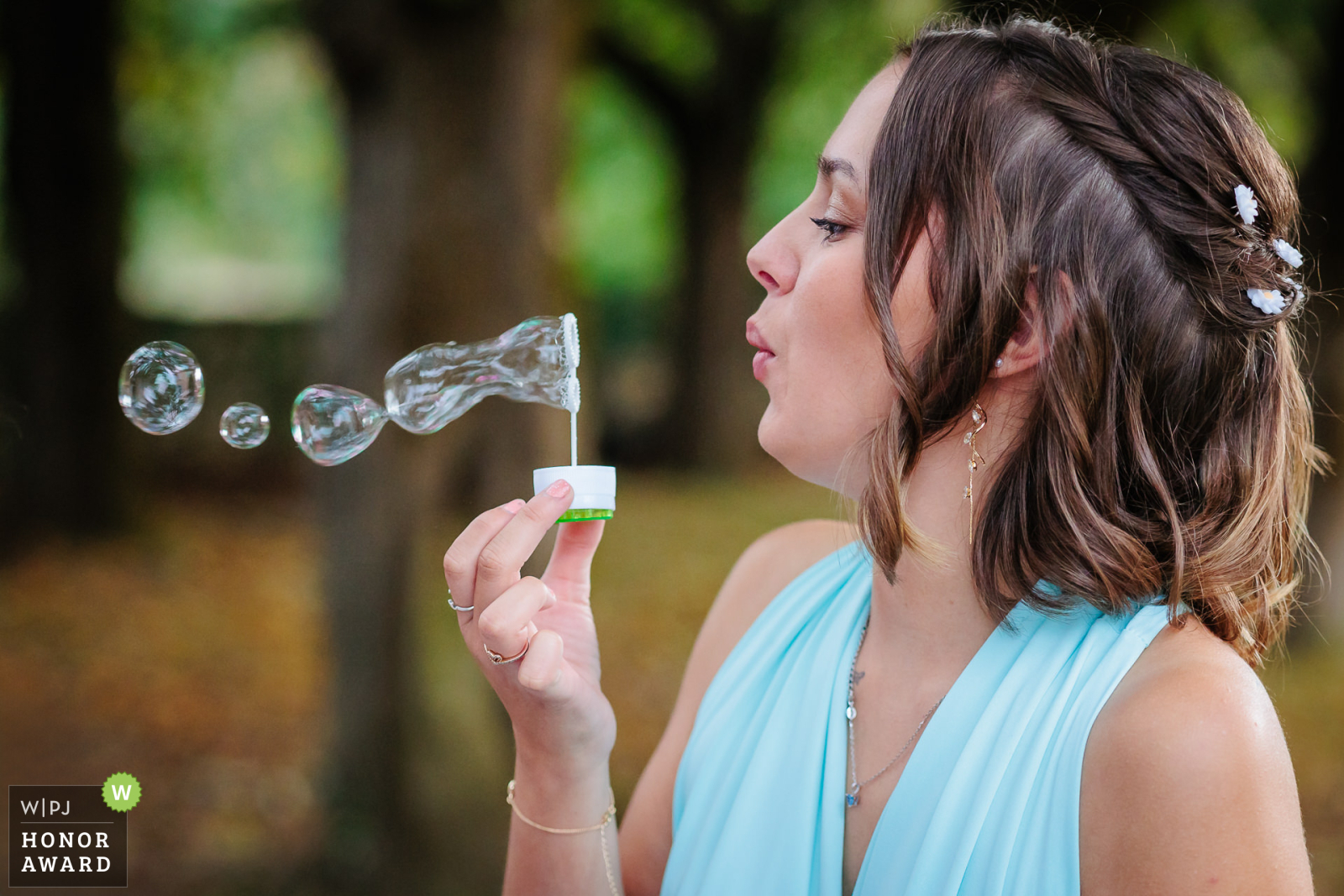 Femme soufflant des bulles en extérieur, photo prise par Florian Fauvarque photographe de mariage à Grenoble et en Isère