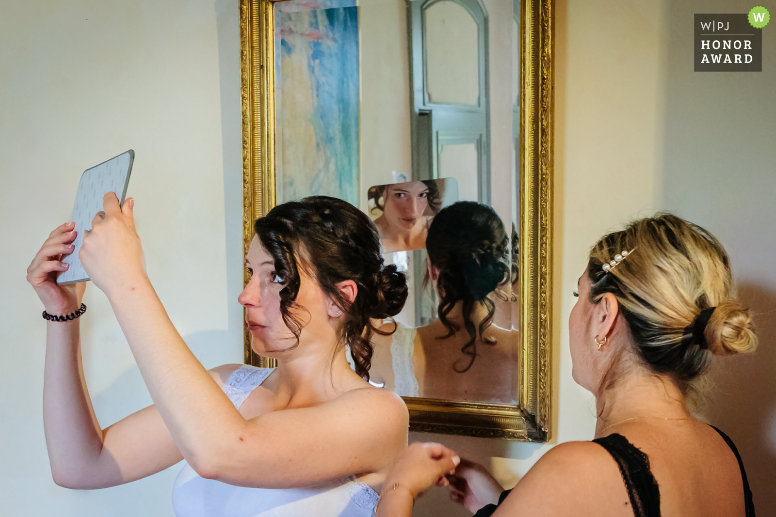 Mariée se regardant dans le miroir, photo prise par Florian Fauvarque photographe de mariage à Grenoble et en Isère