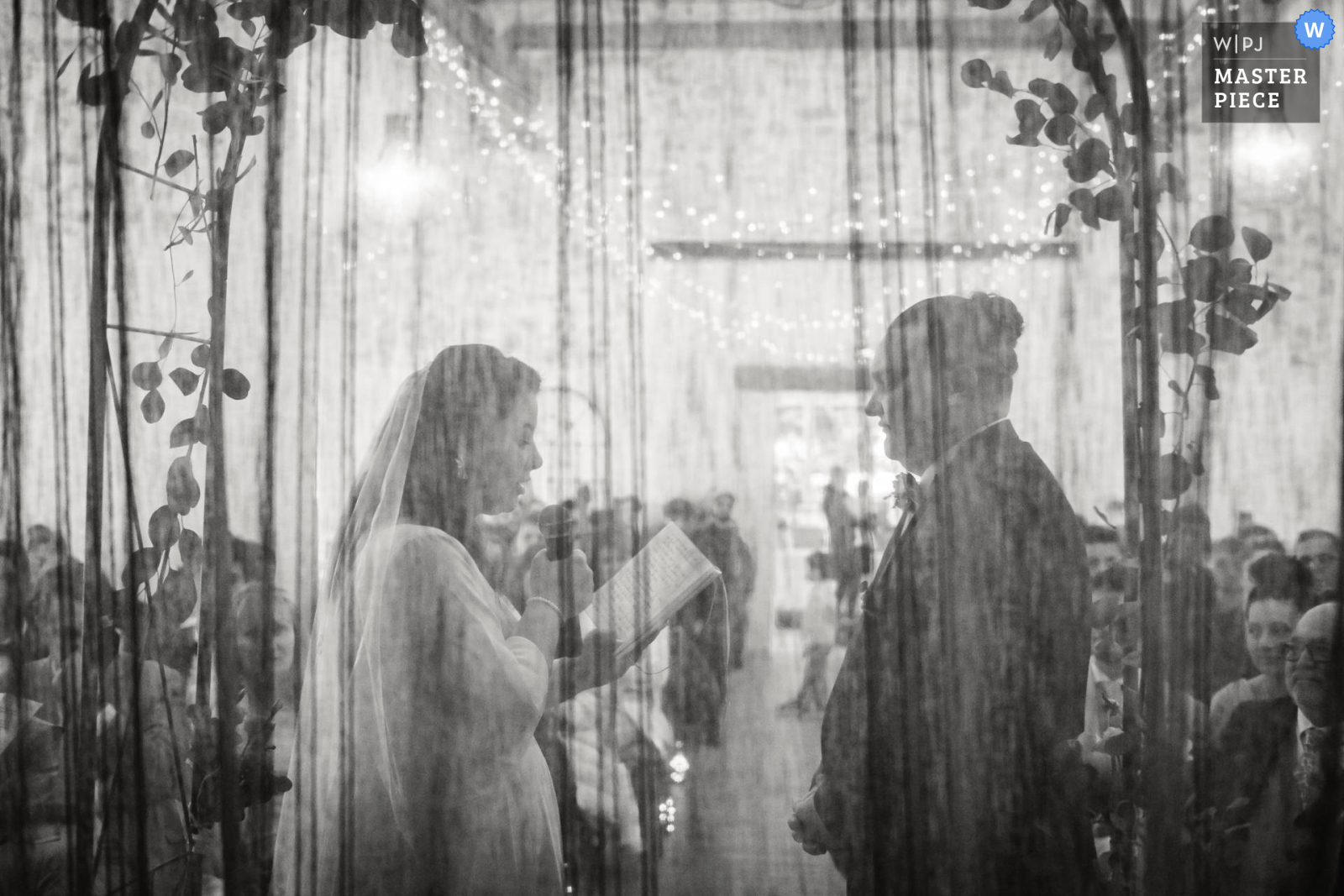 Cérémonie de mariage émotive à travers un voile, photo prise par Florian Fauvarque photographe de mariage à Grenoble et en Isère