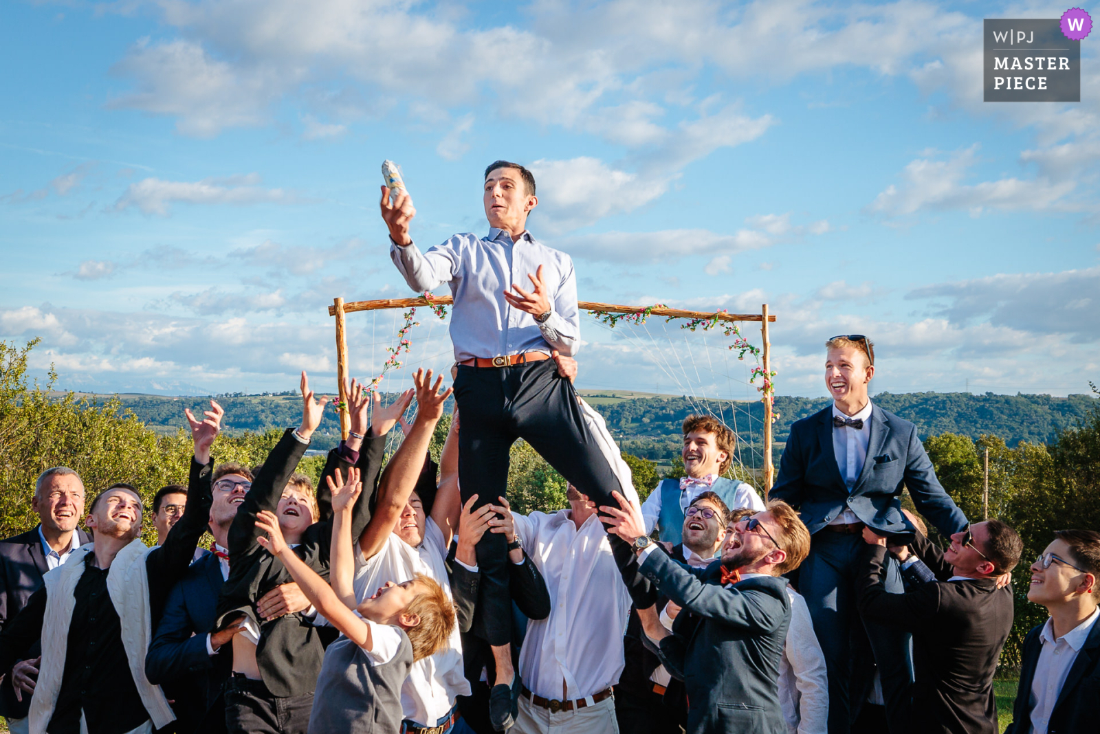 Lancer de saucisson, photo prise par Florian Fauvarque photographe de mariage à Grenoble et en Isère