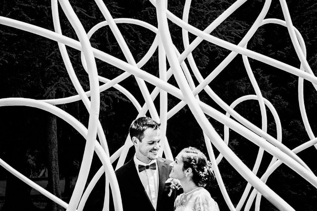 Photo de couple de mariés dans une sculpture au Château de Vizille, photo prise par Florian Fauvarque photographe mariage à Grenoble en Isère