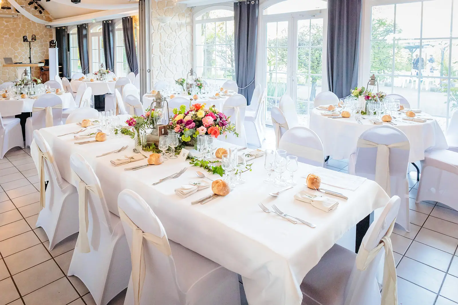 Décoration de salle du Chateau de la Baume par Conter pour vous, photo prise par Florian Fauvarque Photographe de mariage à Grenoble en Isere