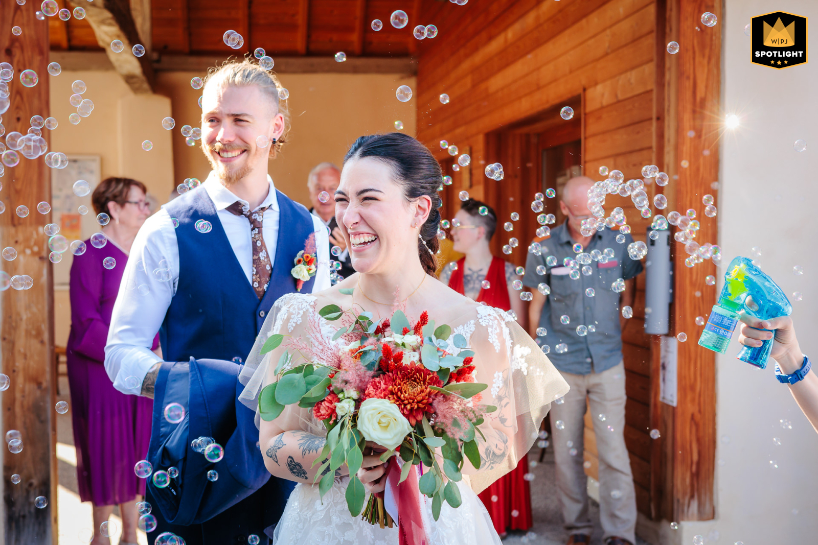 Les mariés sorte de la mairie entourée de bulles, photo prise par Florian Fauvarque photographe de mariage. Élu WPJA Spotlight par WPJA