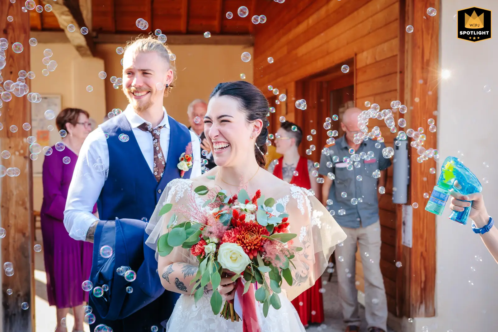 Les mariés sorte de la mairie entourée de bulles, photo prise par Florian Fauvarque photographe de mariage. Élu WPJA Spotlight par WPJA