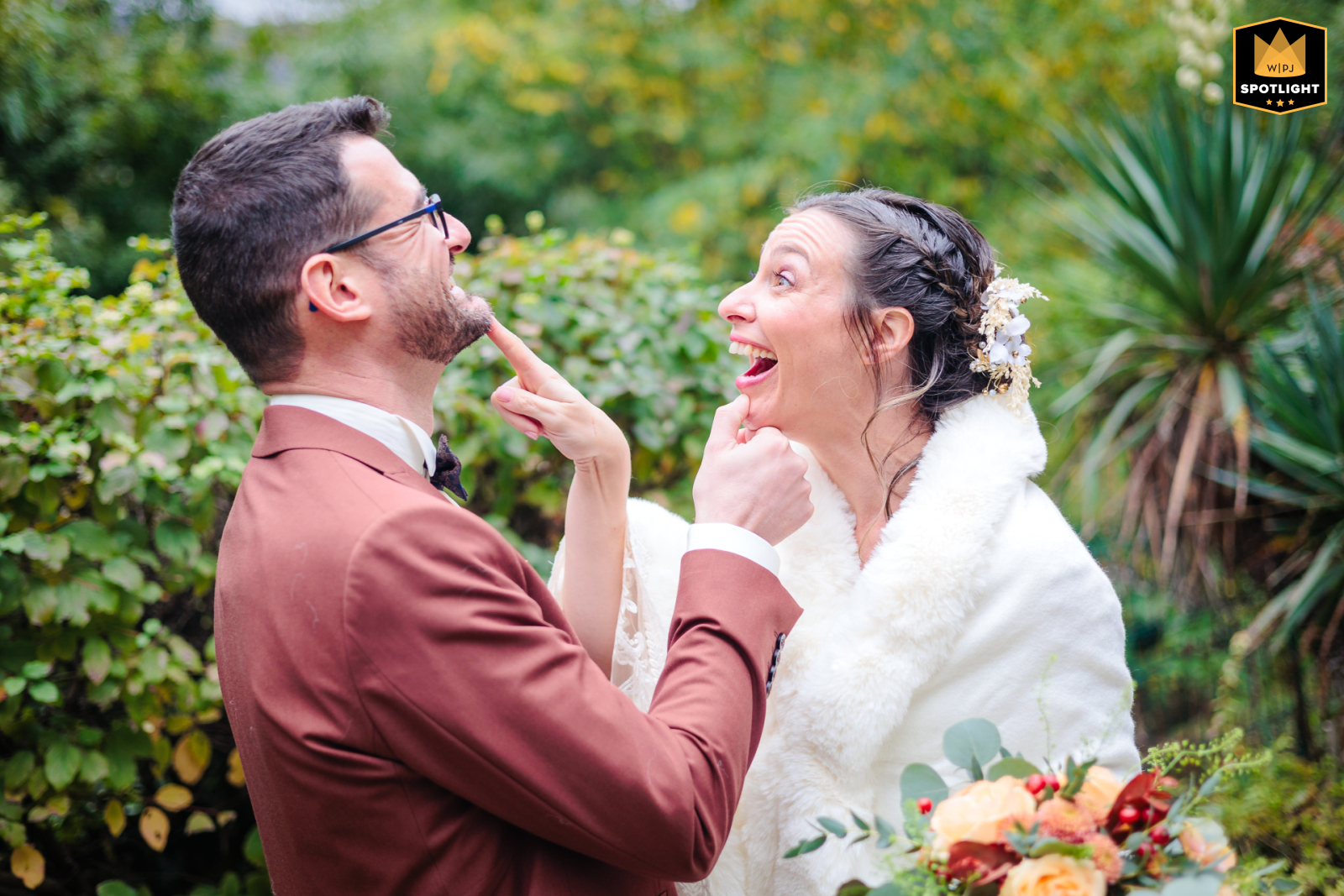 Photo de couple en train de jouer, photo prise par Florian Fauvarque photographe de mariage à Grenoble et en Isère