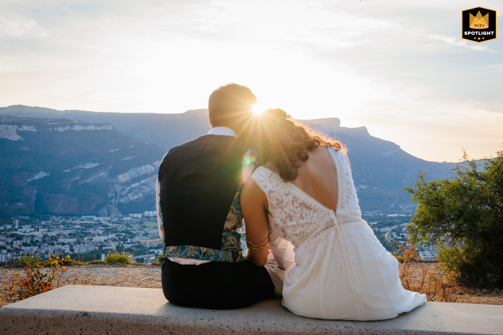 Photo de couple en train de regarder la montagne, photo prise par Florian Fauvarque photographe de mariage à Grenoble et en Isère